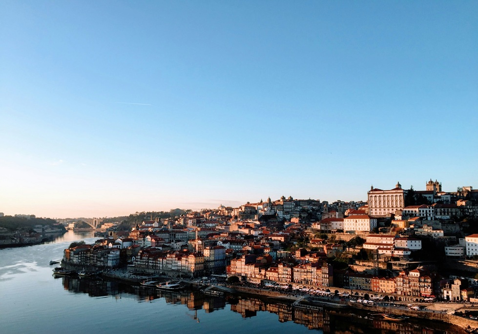 Vista aérea de Lisboa e Porto, com o rio Tejo e o oceano Atlântico ao fundo