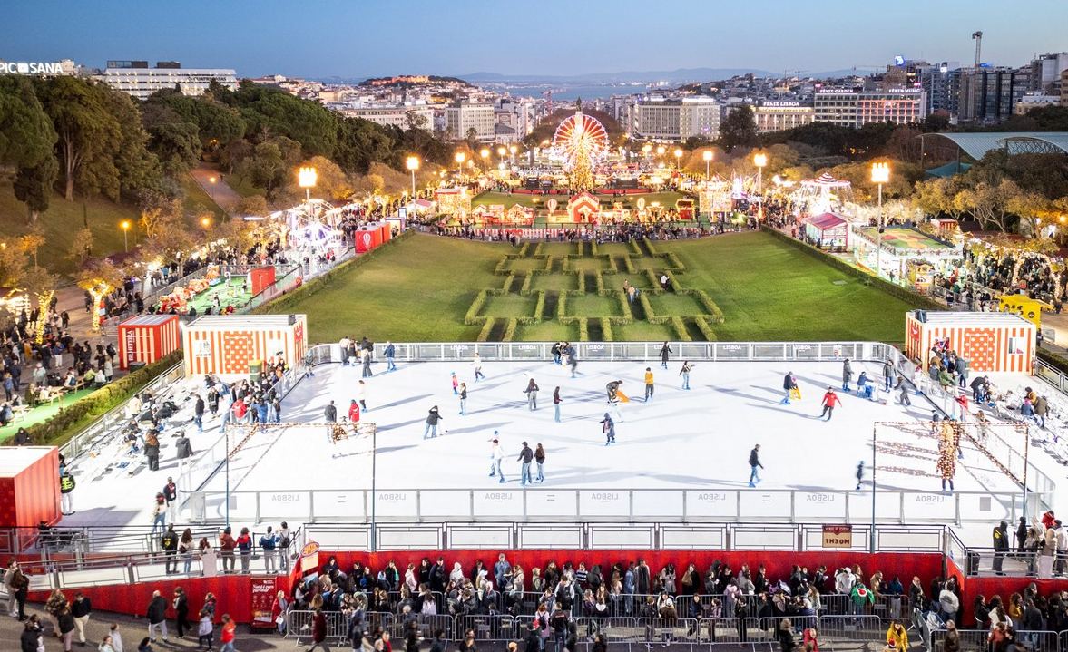 Wonderland Lisboa - Vista panorâmica da pista de gelo e roda gigante no Parque Eduardo VII