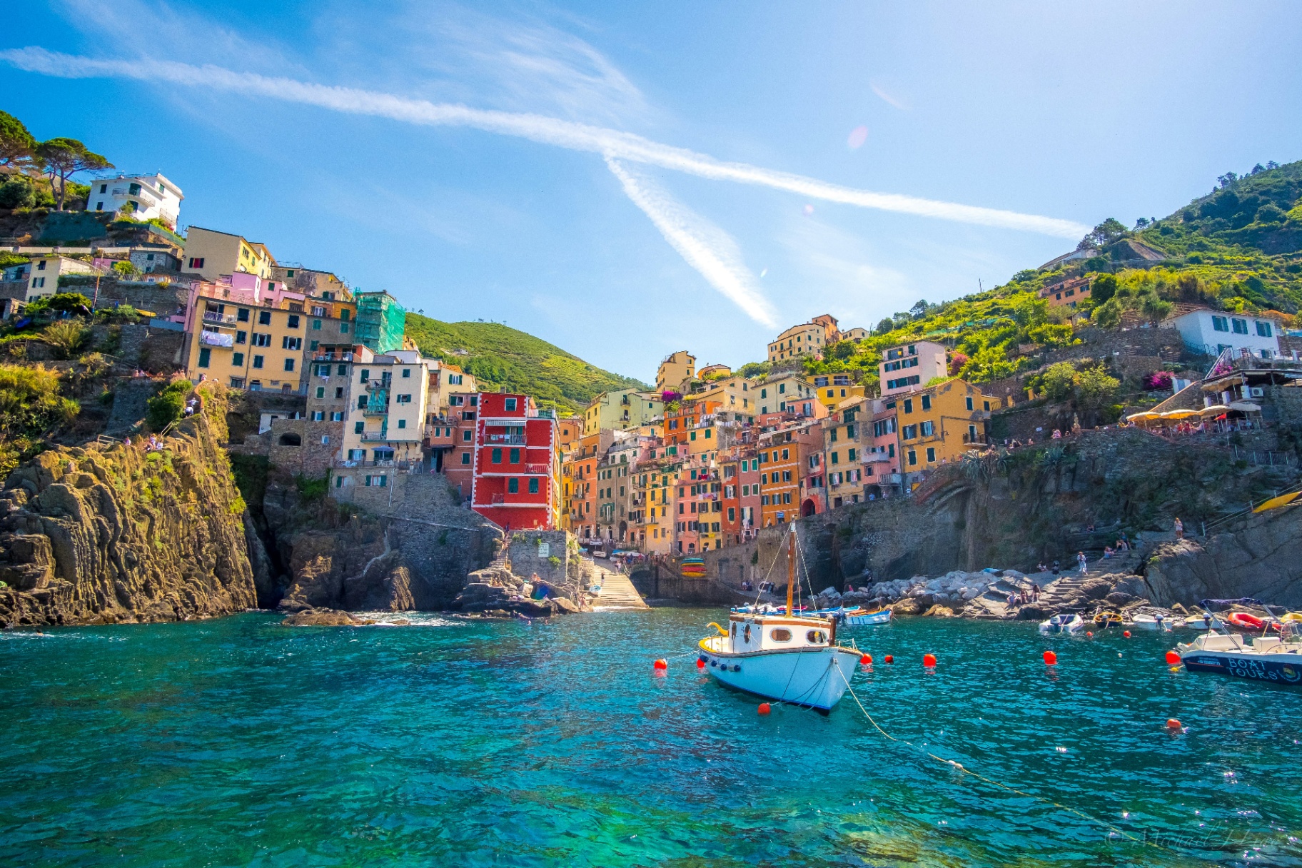Casas coloridas de Cinque Terre sobre as falésias e o mar azul turquesa