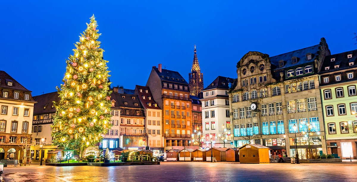 Mercado de Natal de Estrasburgo com a grande árvore de Natal na Place Kléber iluminada à noite