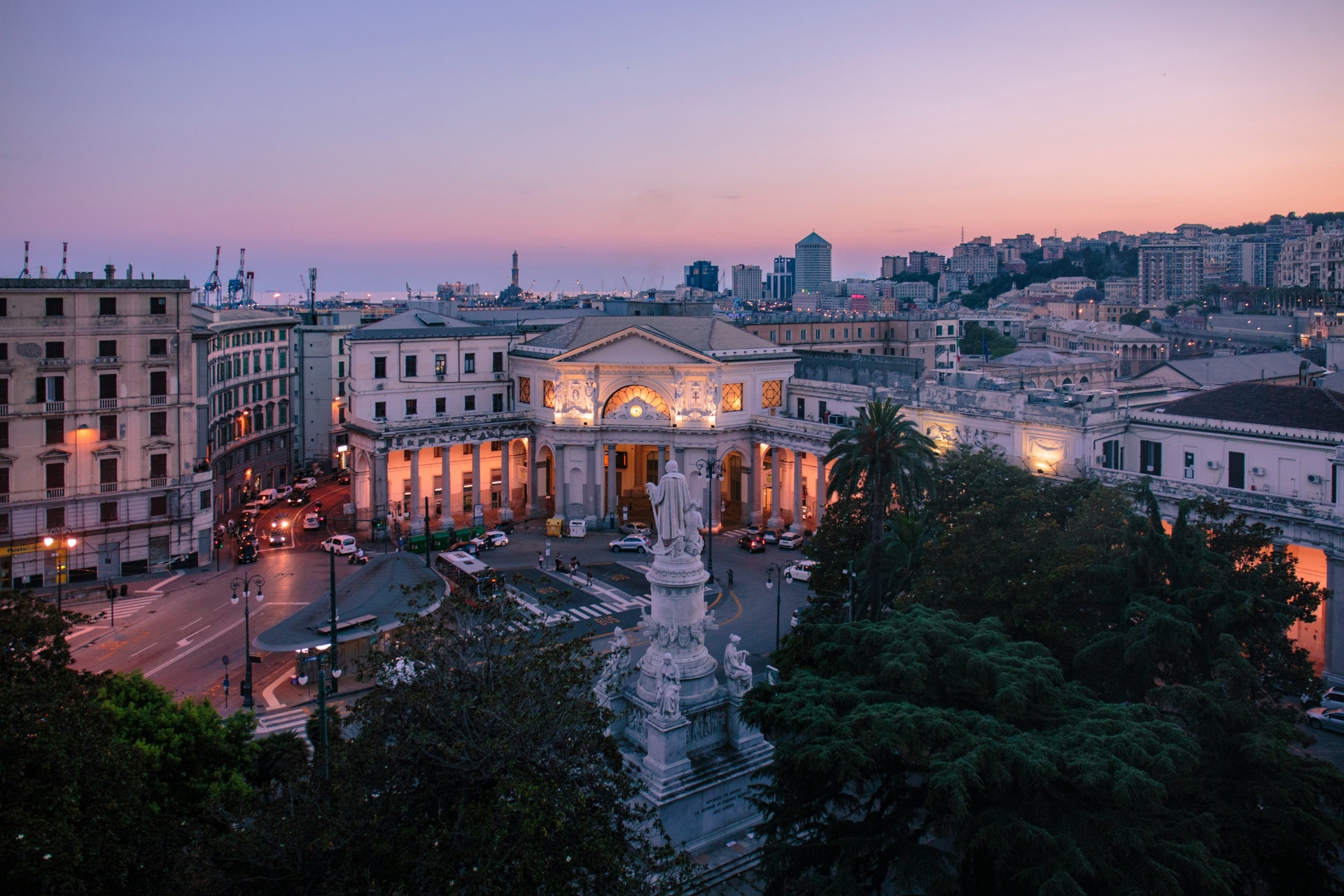 Vista panorâmica de Gênova ao entardecer com arquitetura histórica