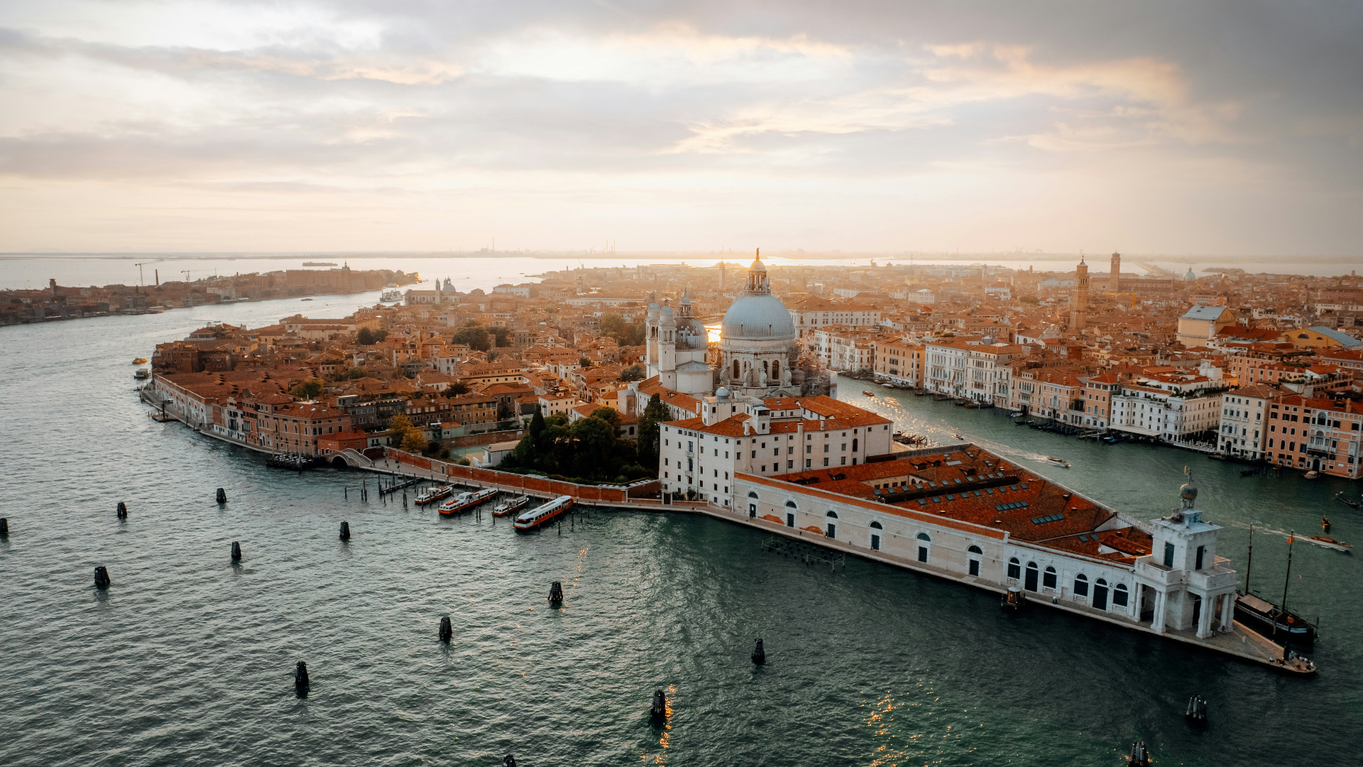Vista aérea de Veneza ao pôr do sol com a Basílica de Santa Maria della Salute