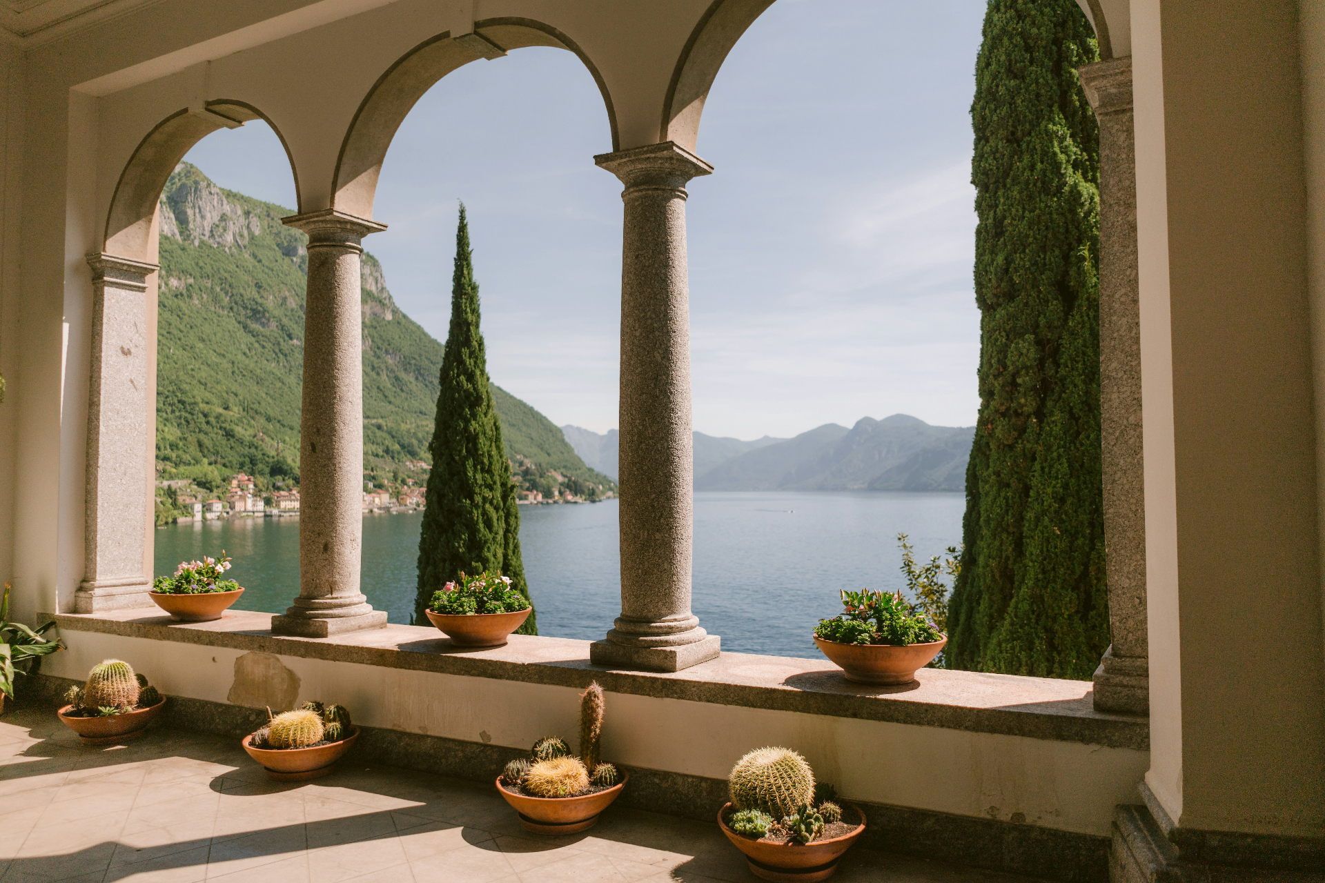 Vista do Lago de Como através de arcos de uma villa italiana