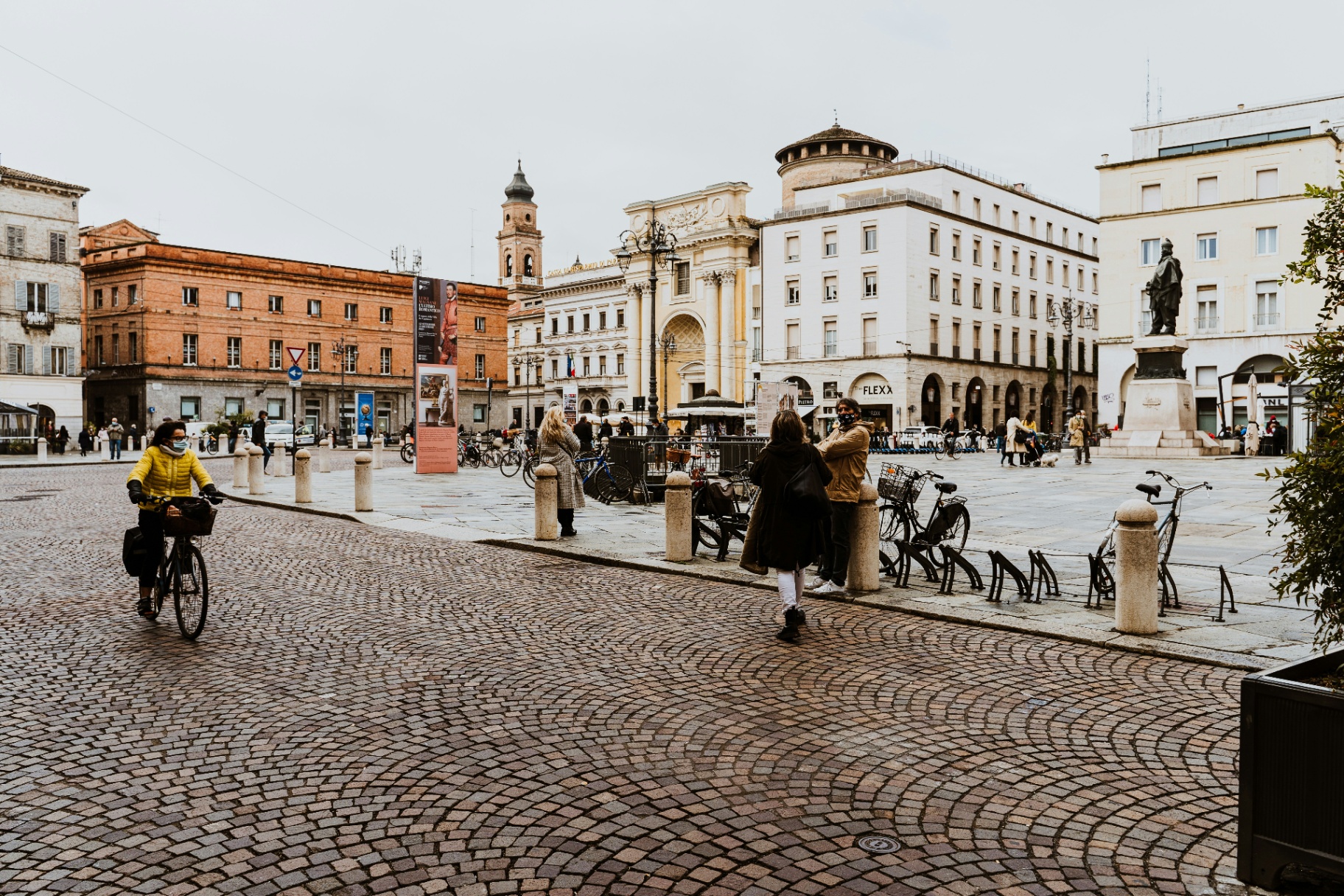 Praça central de Parma com arquitetura histórica e vida local