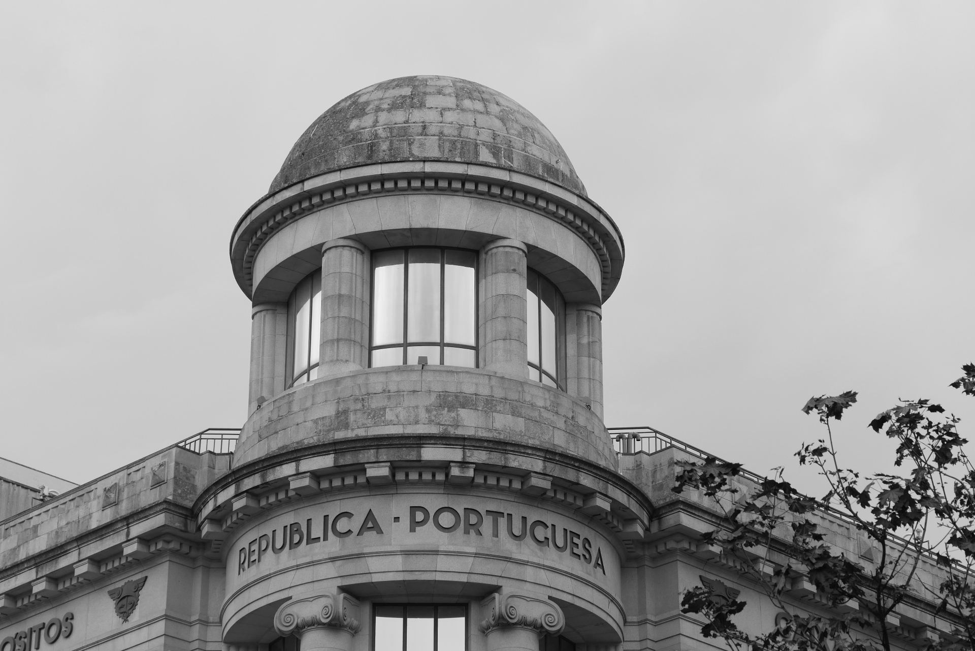 Fachada de tribunal português em estilo neoclássico