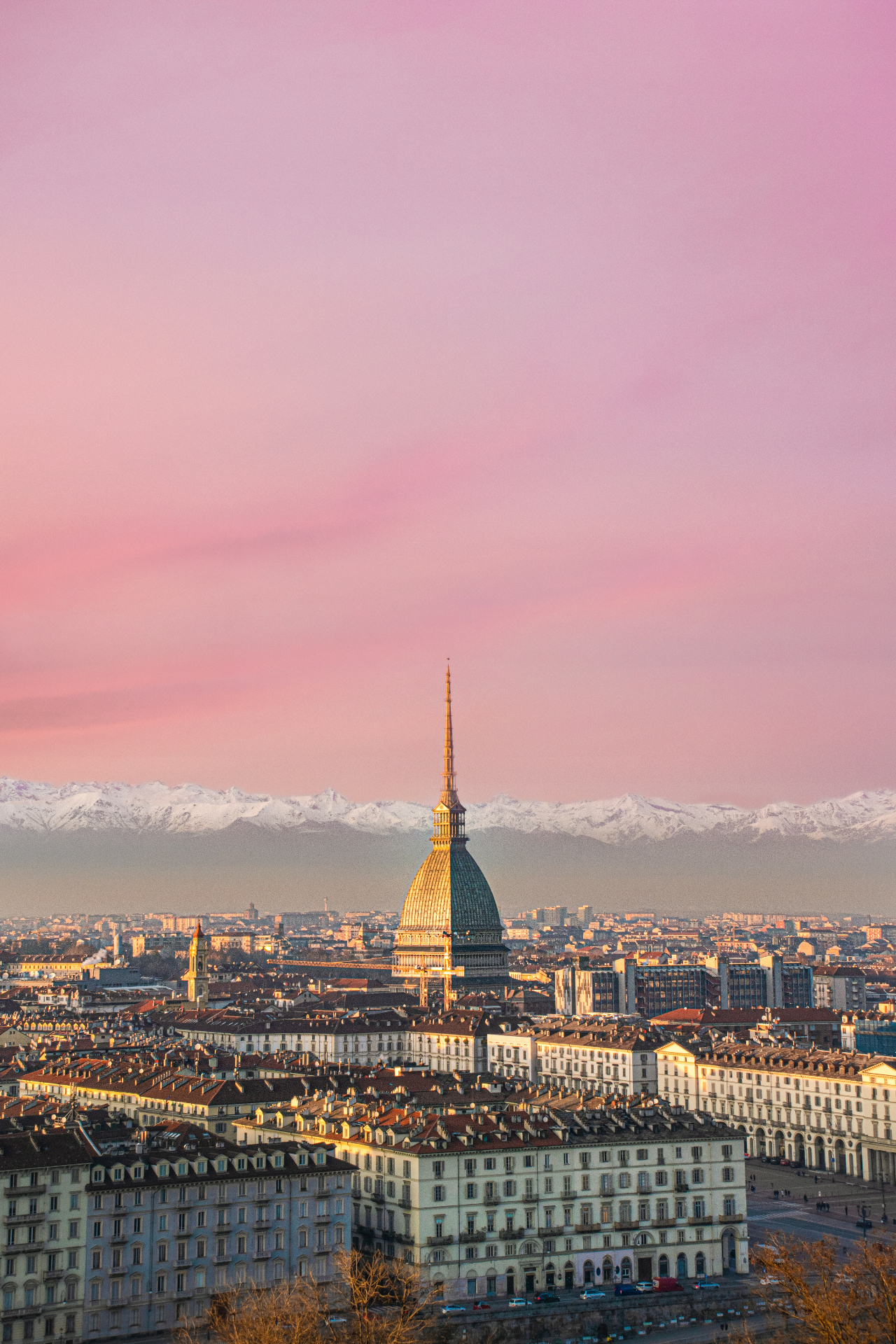 Mole Antonelliana de Turim ao pôr do sol com os Alpes ao fundo