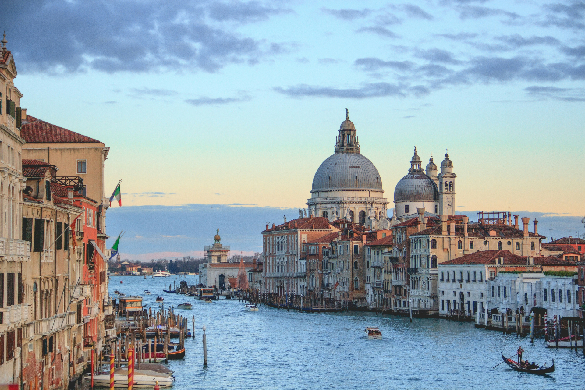 Grande Canal de Veneza com a Basílica de Santa Maria della Salute ao fundo