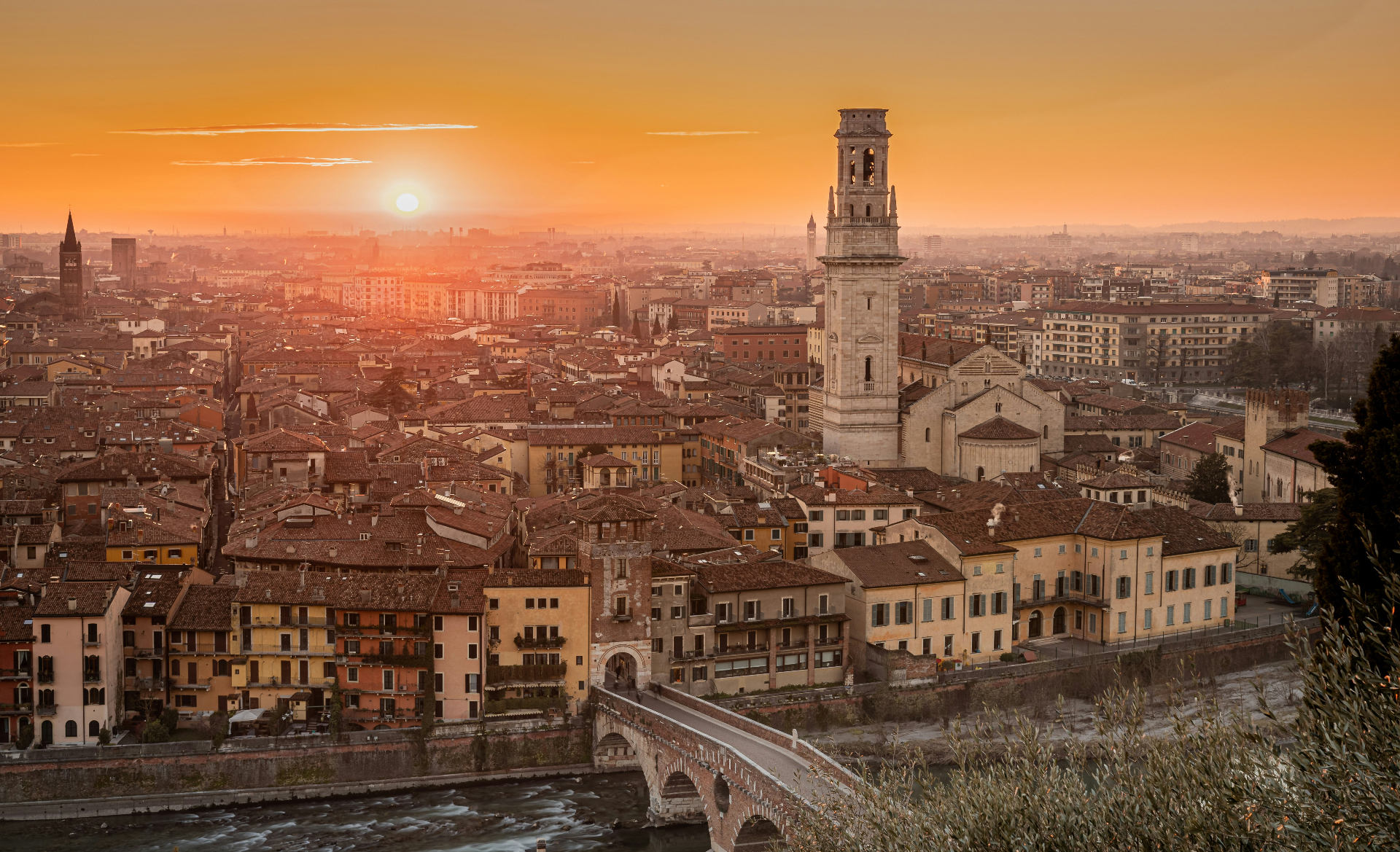Vista panorâmica de Verona ao pôr do sol com o rio Ádige