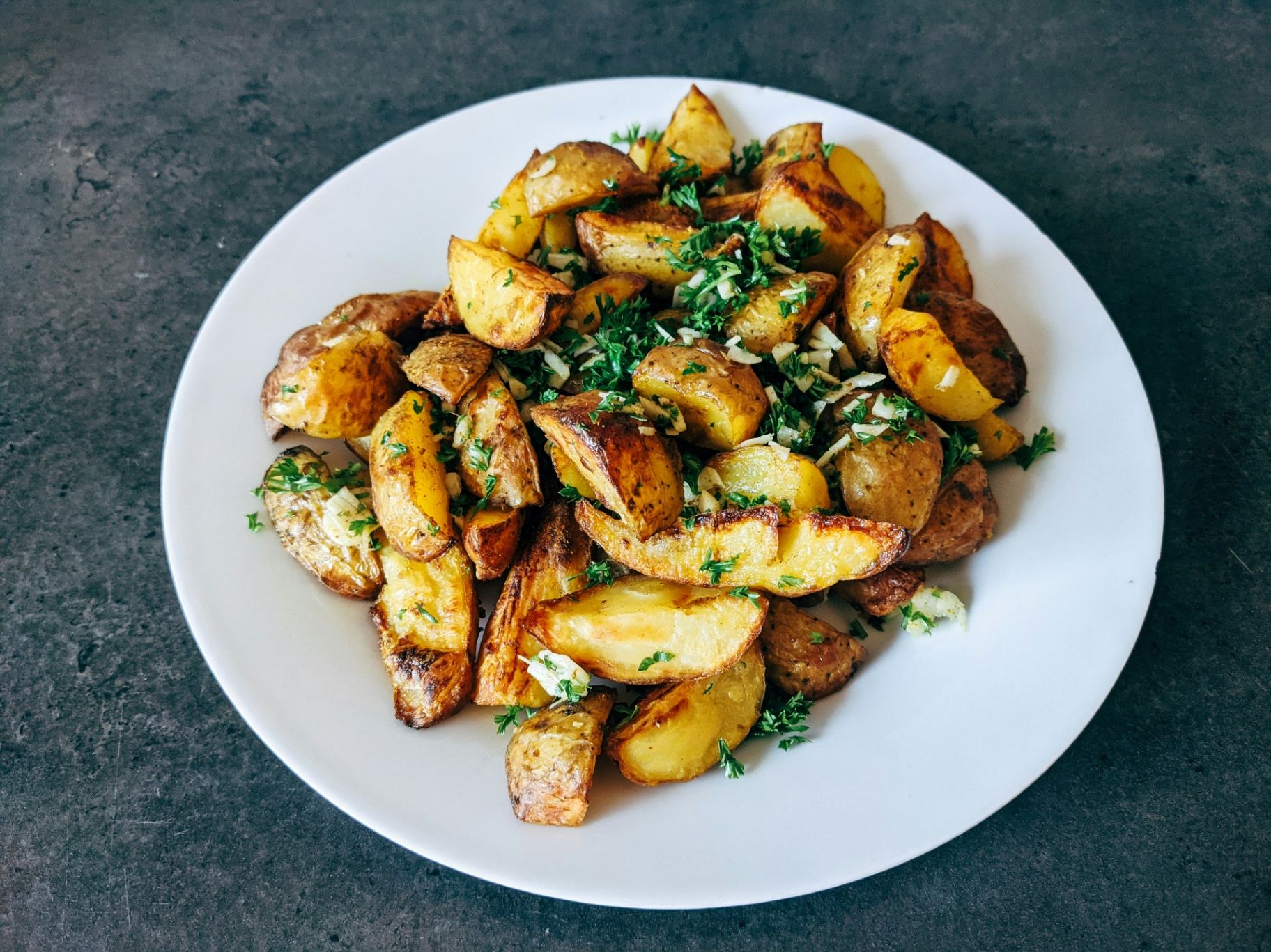 Batatas assadas com ervas frescas e alho - acompanhamento típico da cozinha portuguesa