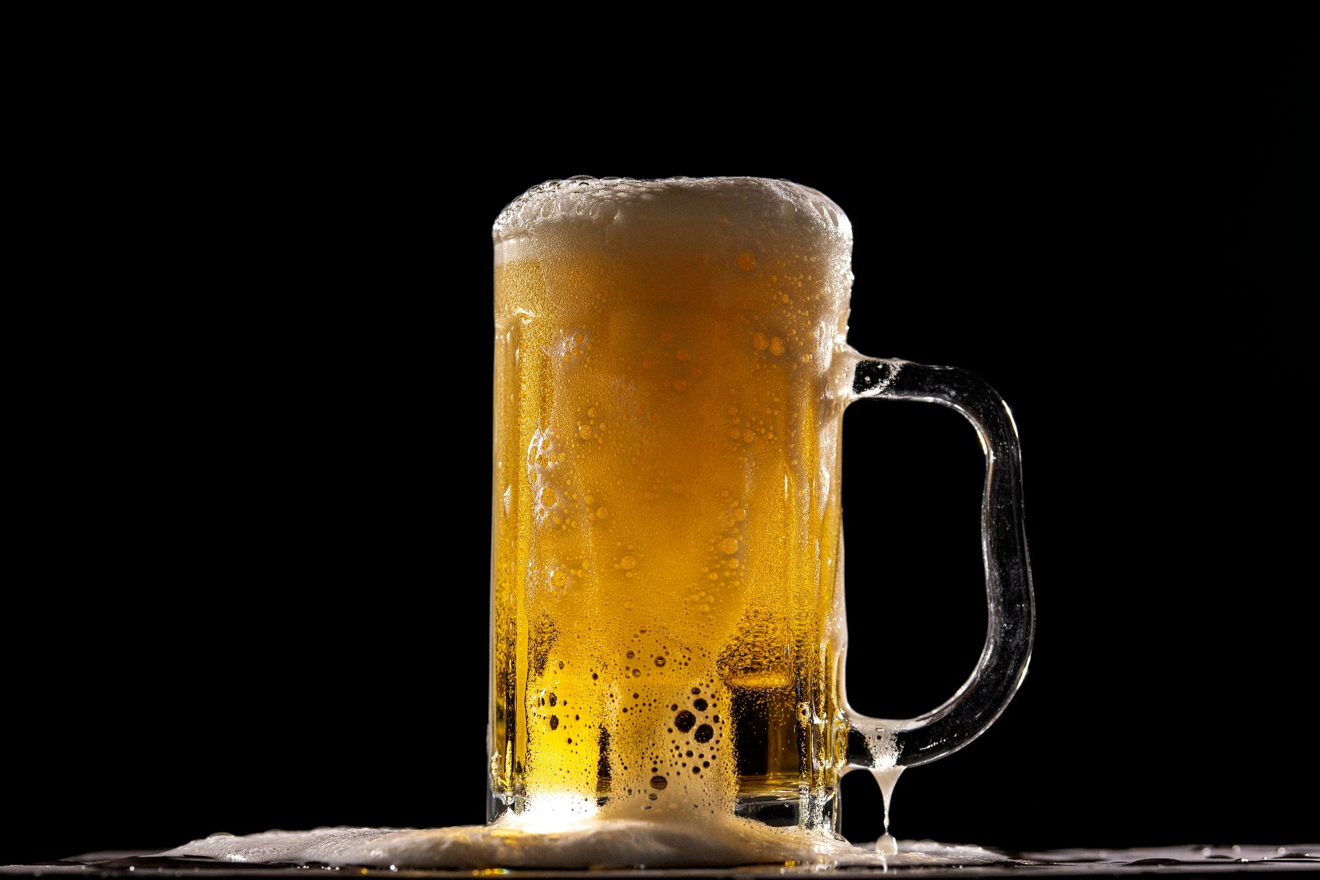 Caneca de cerveja gelada com espuma - bebida popular em Portugal