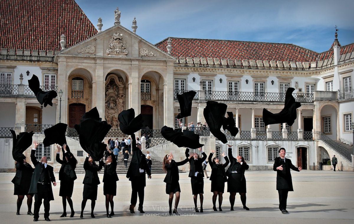 Estudantes da Universidade de Coimbra lançando as tradicionais capas negras no Paço das Escolas