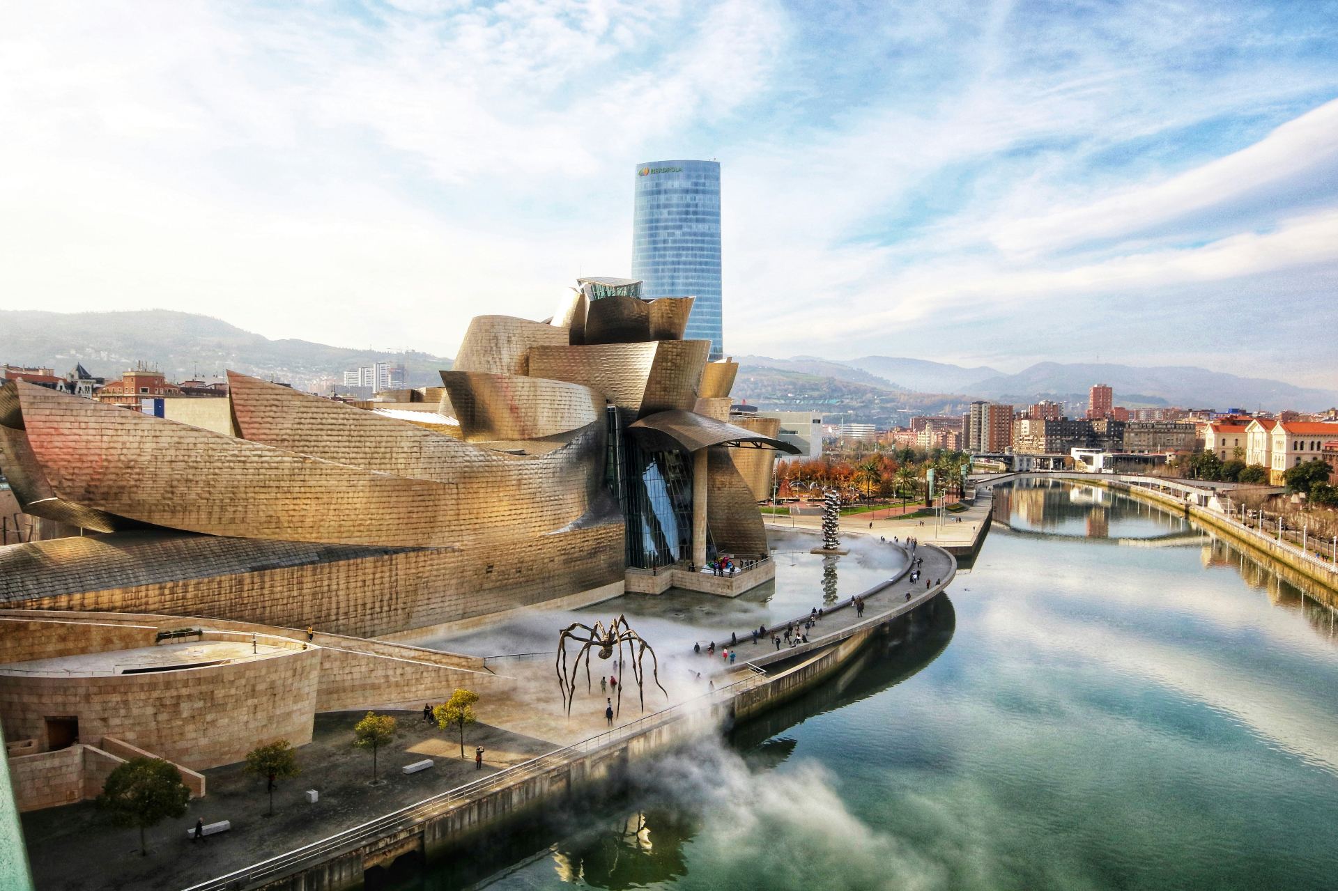 Museu Guggenheim em Bilbao com sua arquitetura futurista