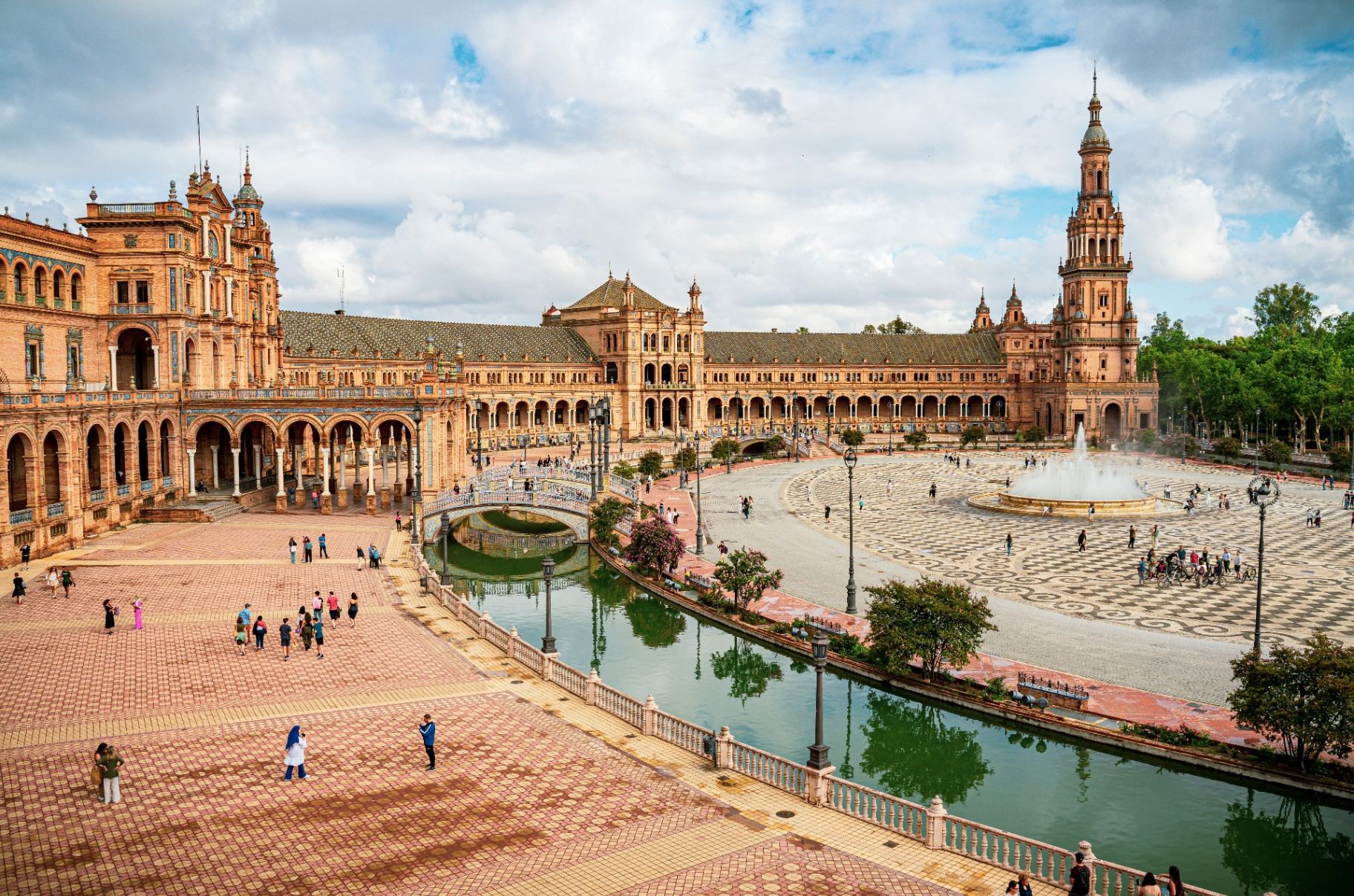 Plaza de España em Sevilha com sua arquitetura histórica