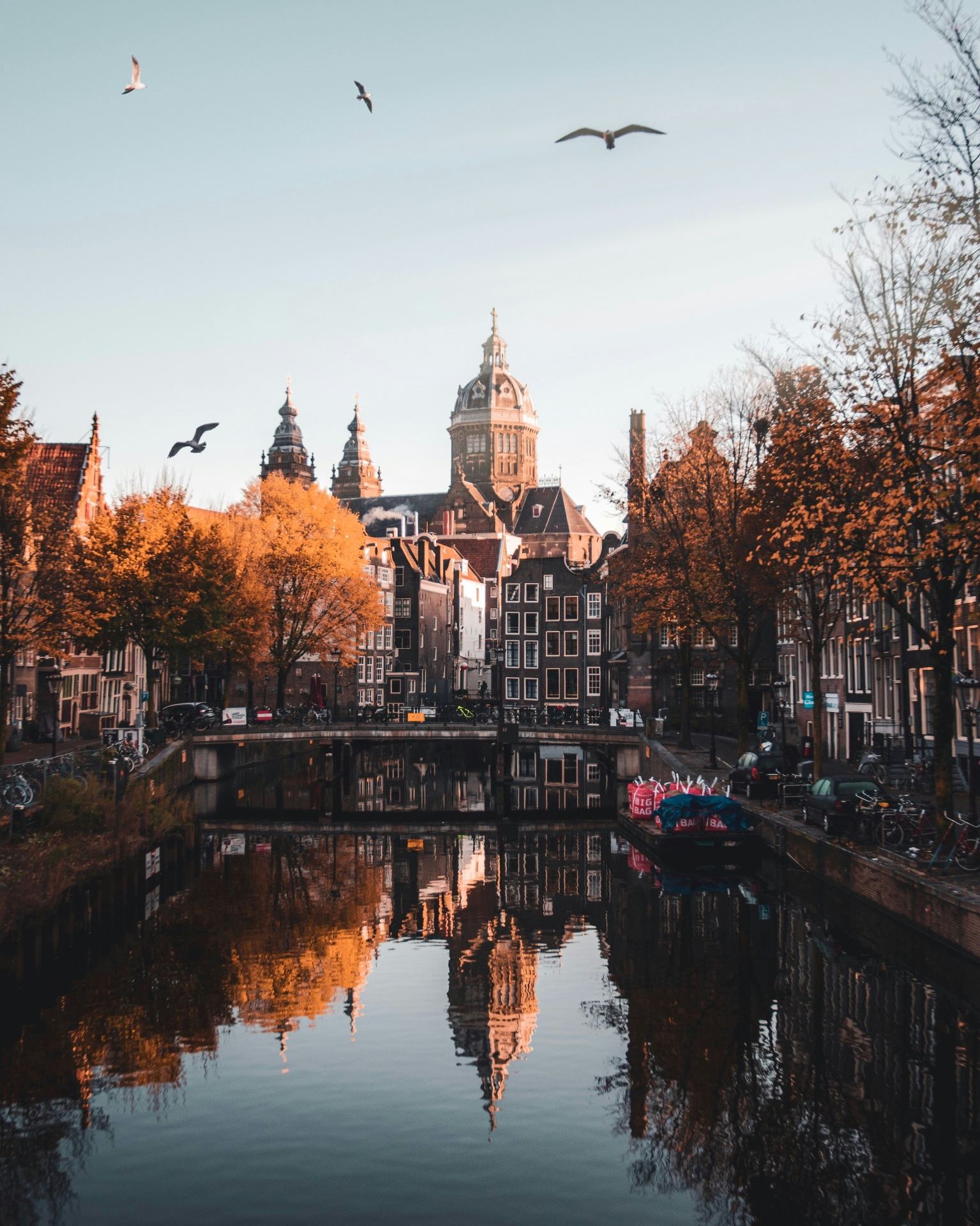 Canais de Amsterdã com casas típicas holandesas e reflexo na água