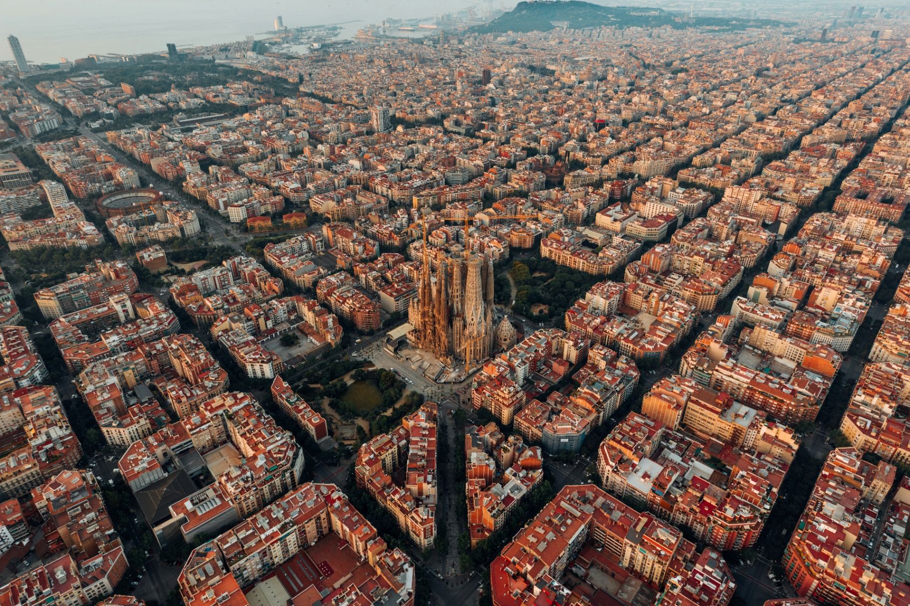 Vista aérea de Barcelona com a Sagrada Família e o traçado urbano único