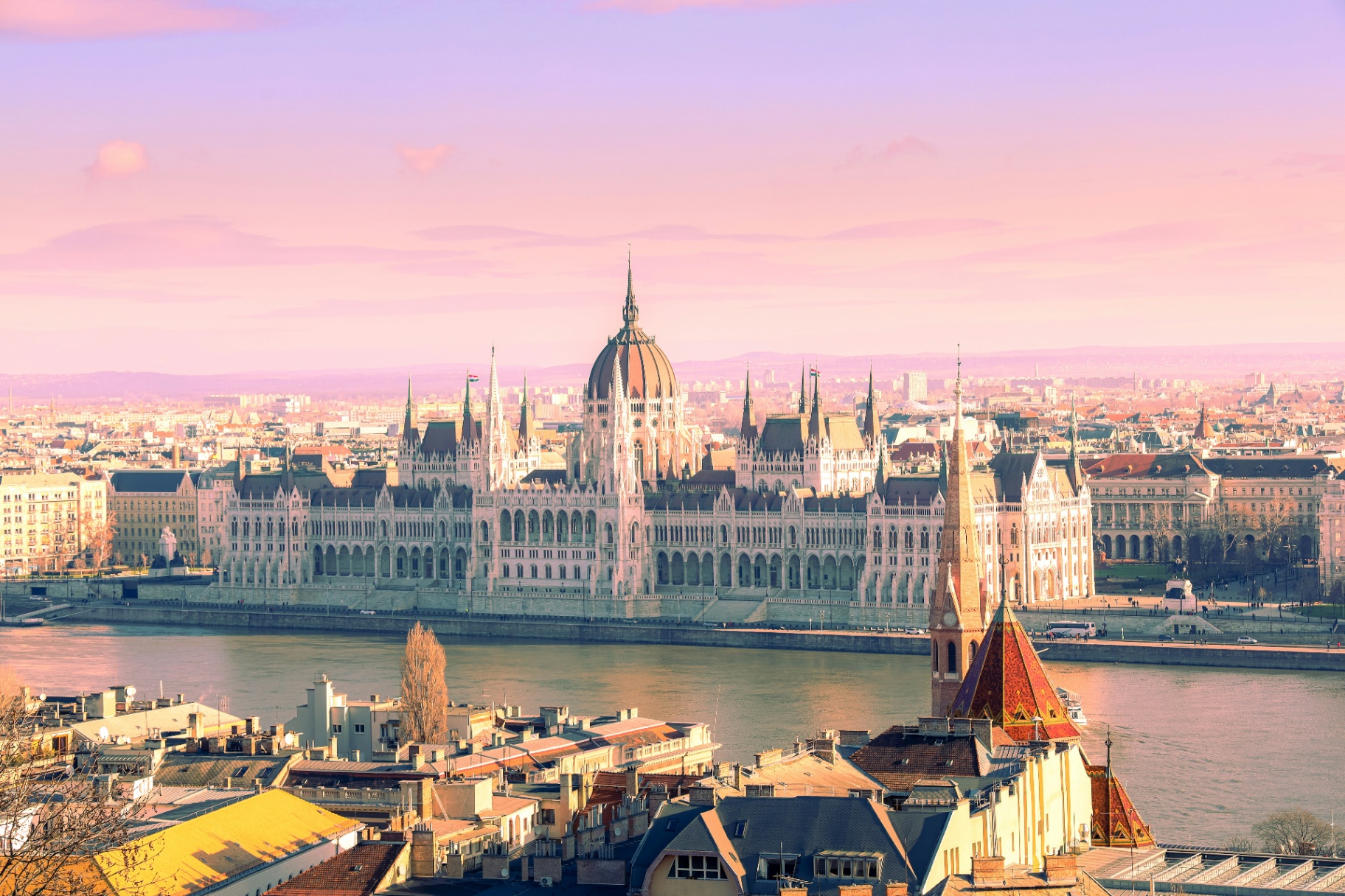 Parlamento de Budapeste às margens do rio Danúbio ao pôr do sol