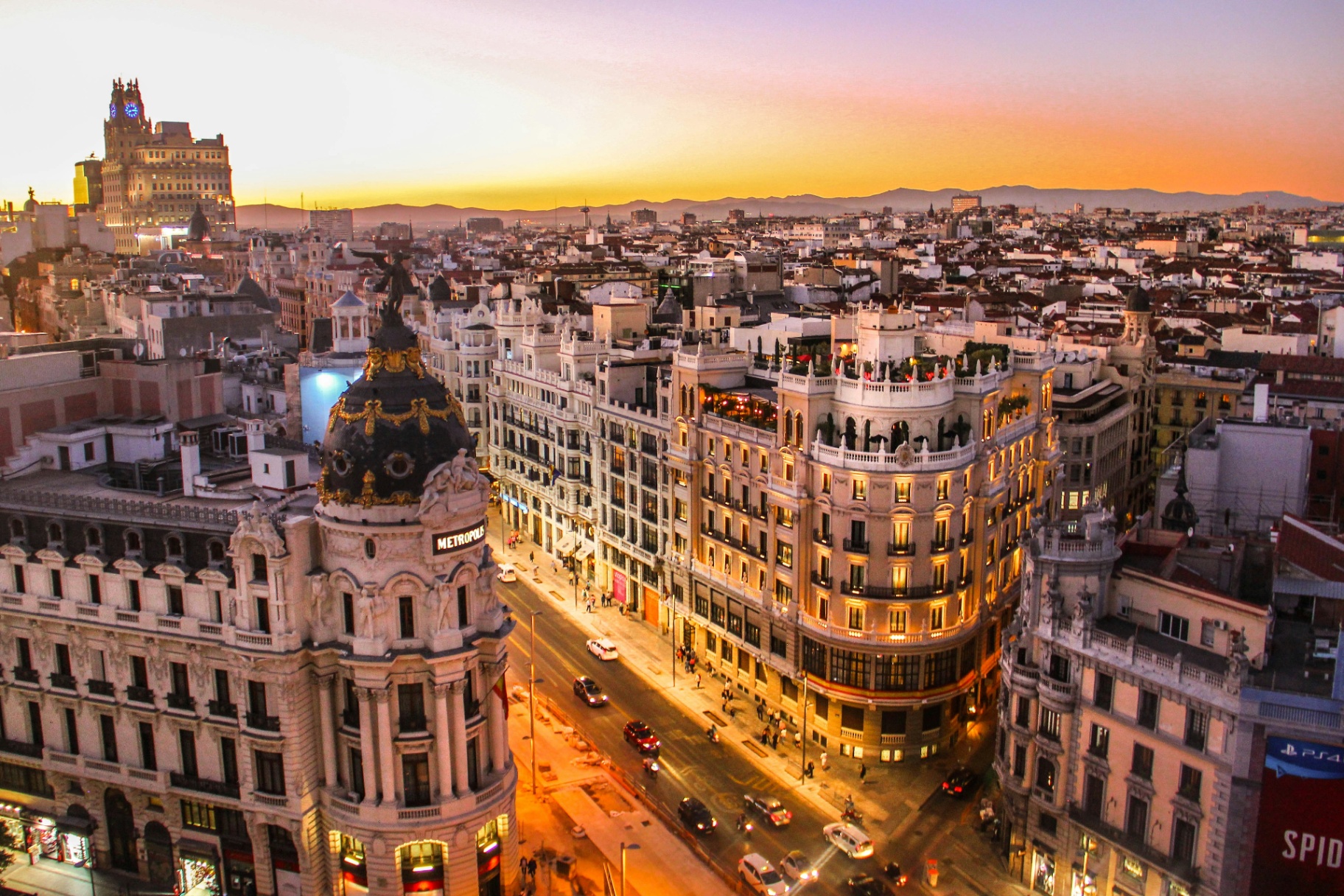 Vista noturna da Gran Vía em Madrid com o Edifício Metropolis