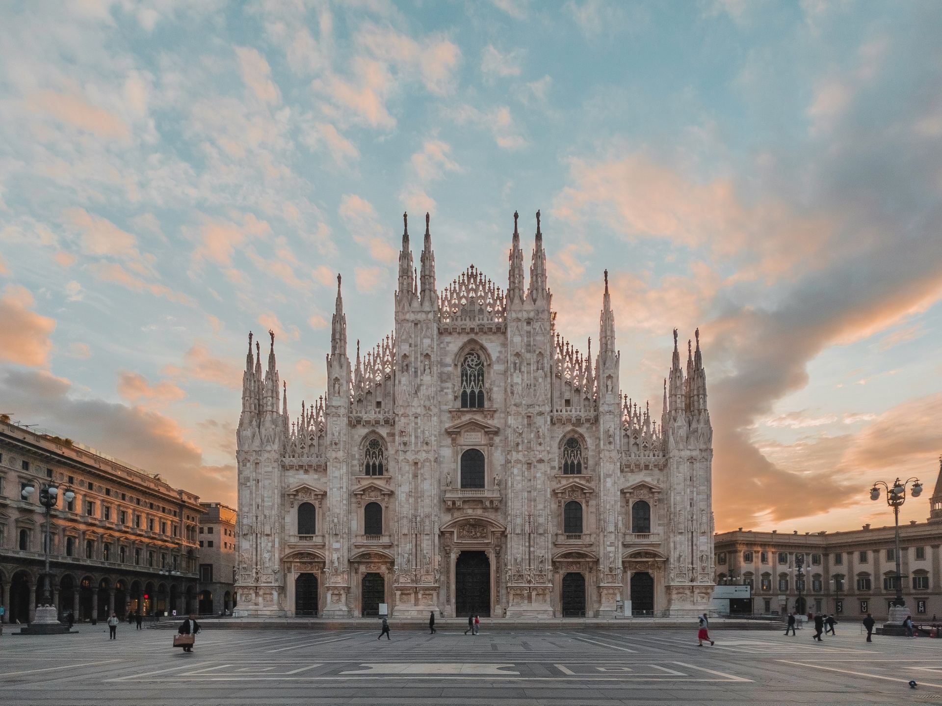 A majestosa Catedral Duomo de Milão ao pôr do sol