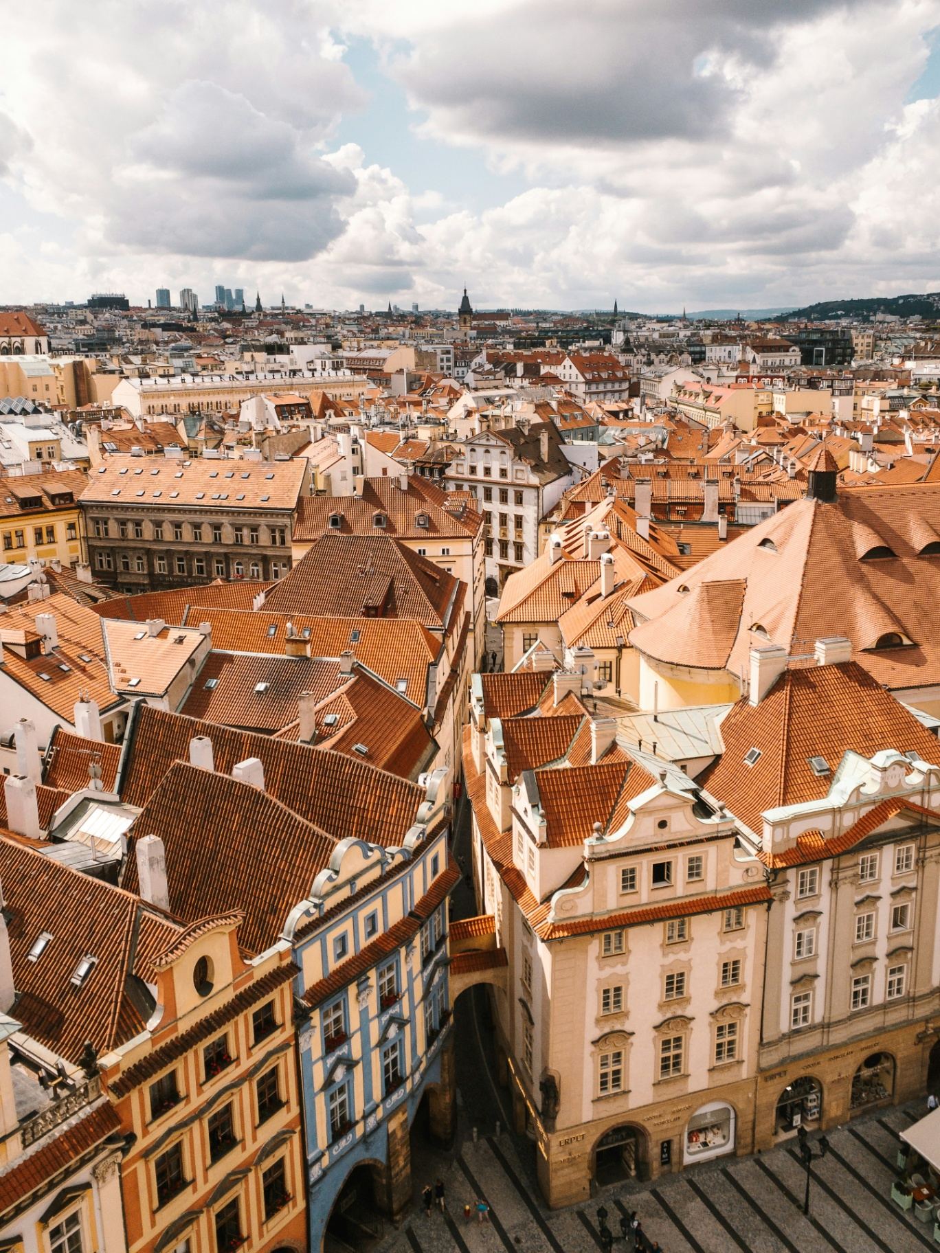 Telhados vermelhos do centro histórico de Praga vistos do alto