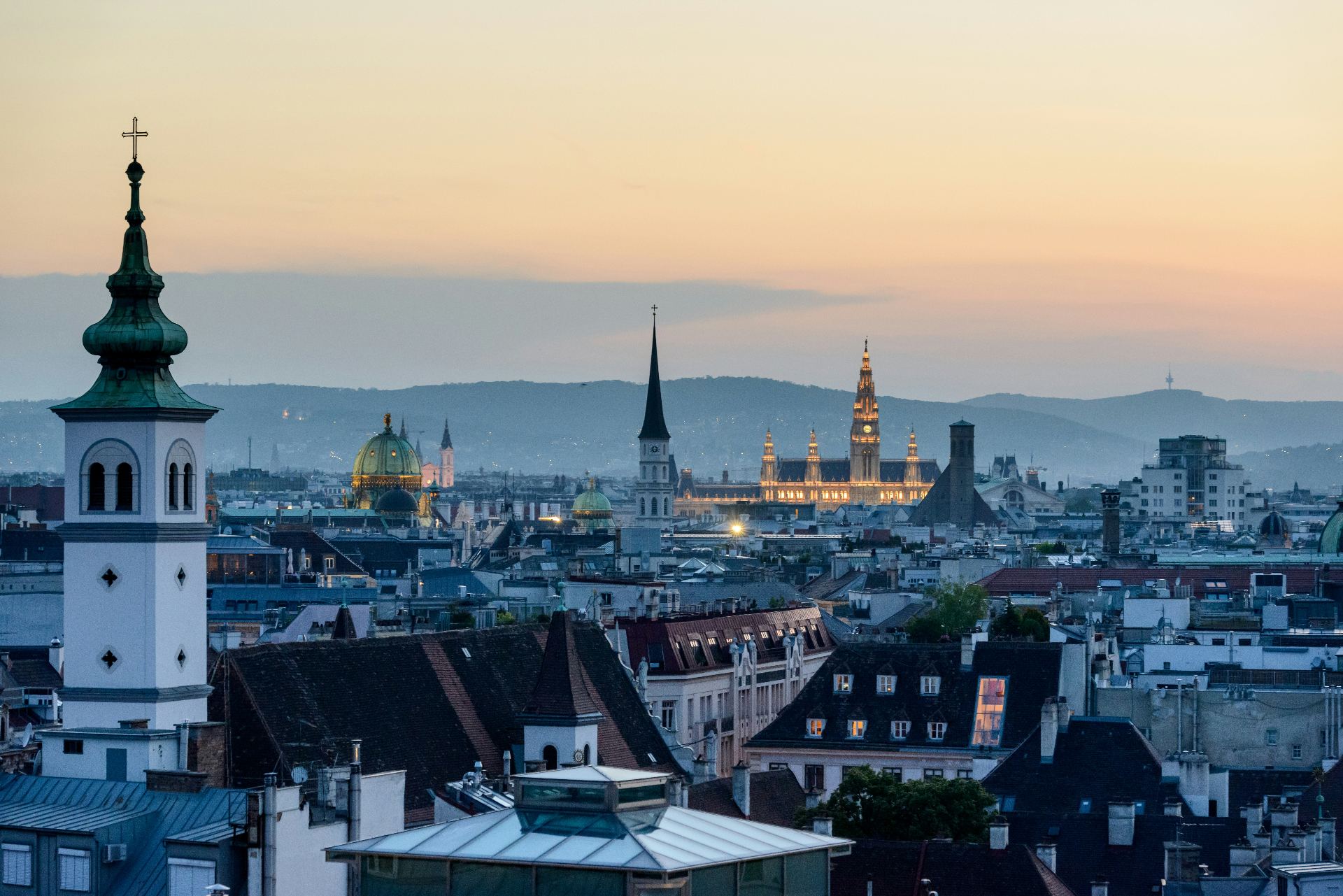 Vista panorâmica de Viena ao entardecer com a Prefeitura iluminada