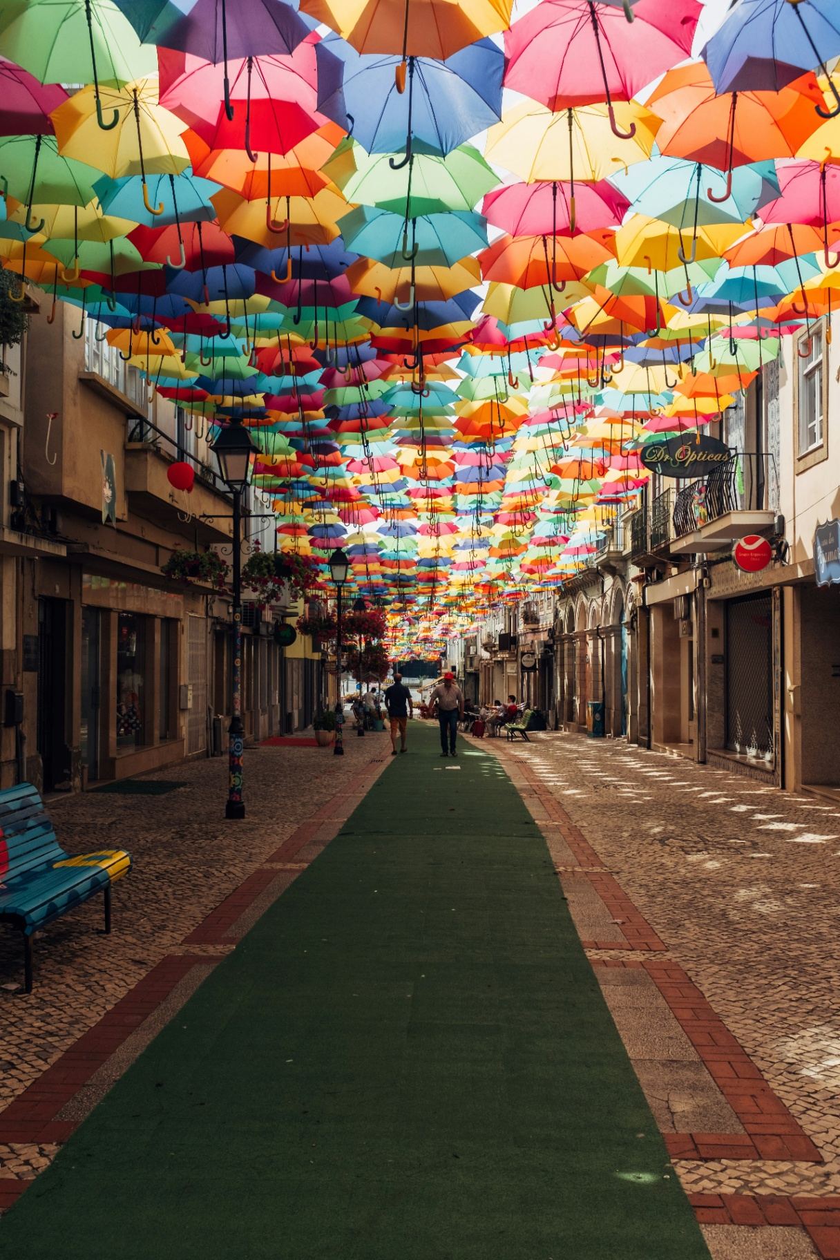 Rua coberta por guarda-chuvas coloridos no Festival AgitÁgueda