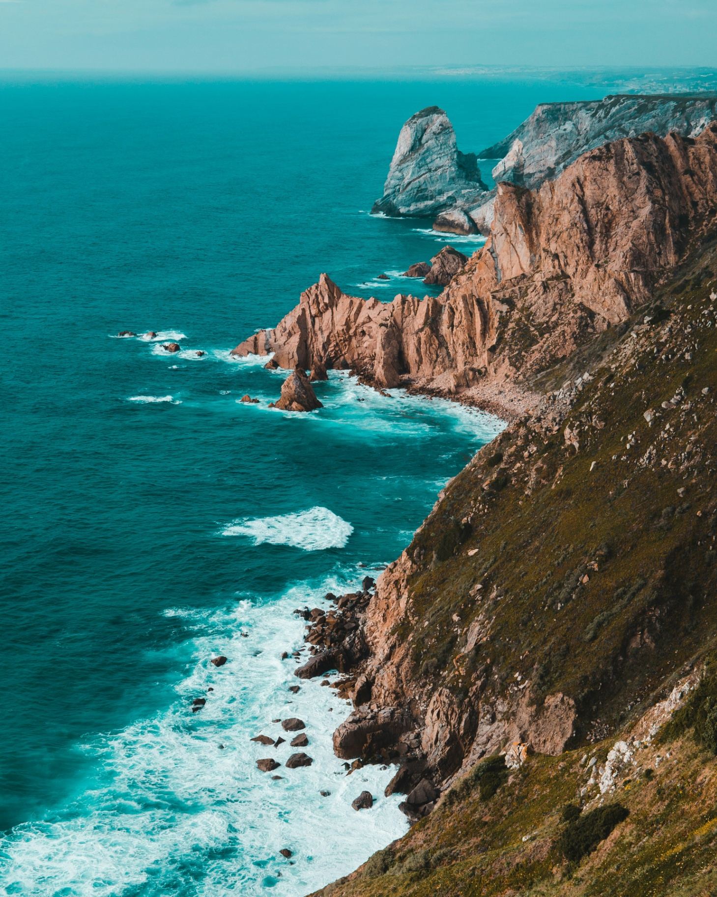 Falésias dramáticas do Cabo da Roca, ponto mais ocidental da Europa continental