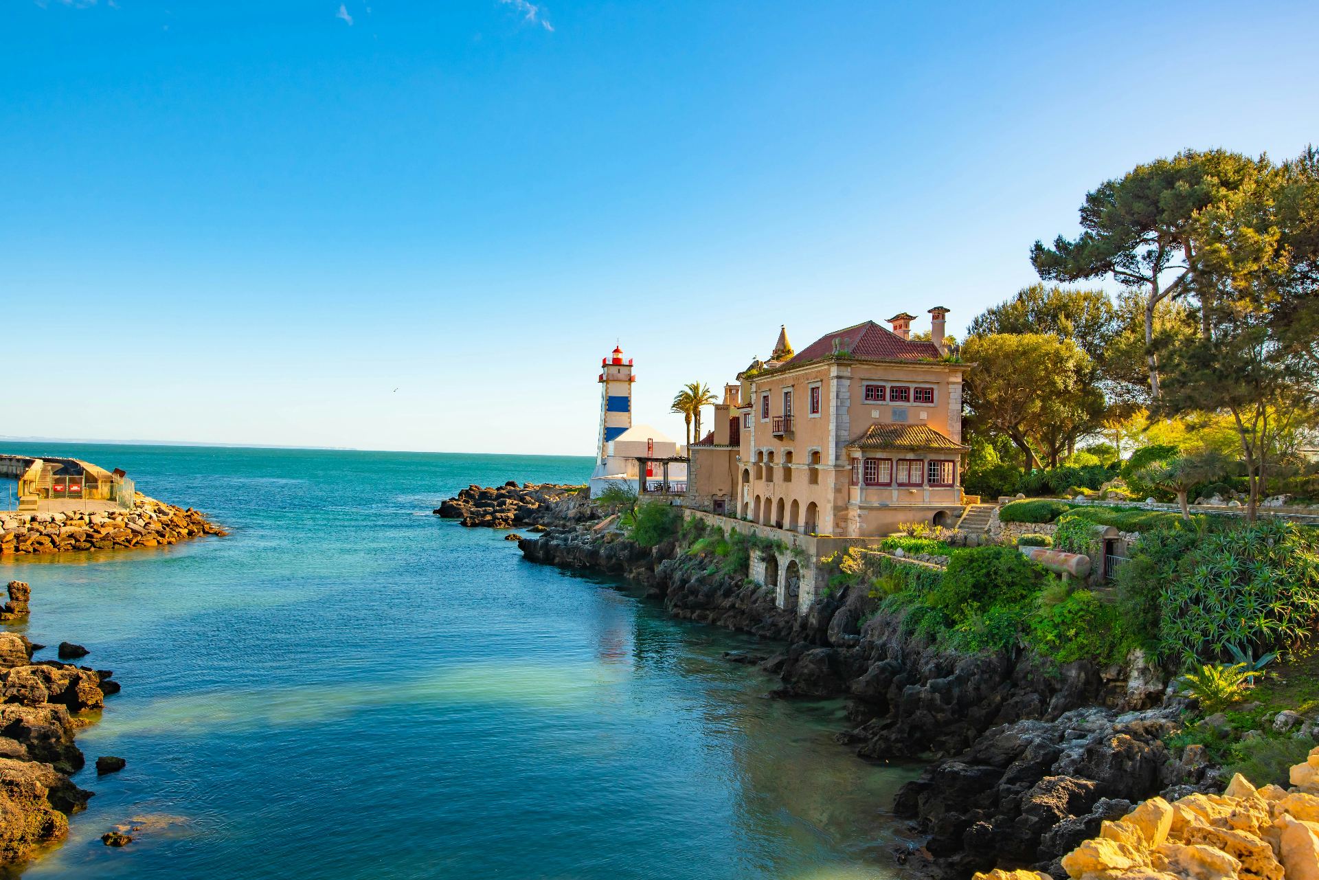 Farol de Santa Marta e costa de Cascais ao entardecer