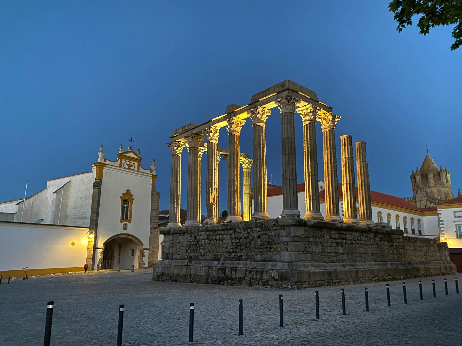 Templo Romano de Évora iluminado ao anoitecer, um dos mais bem preservados da Península Ibérica