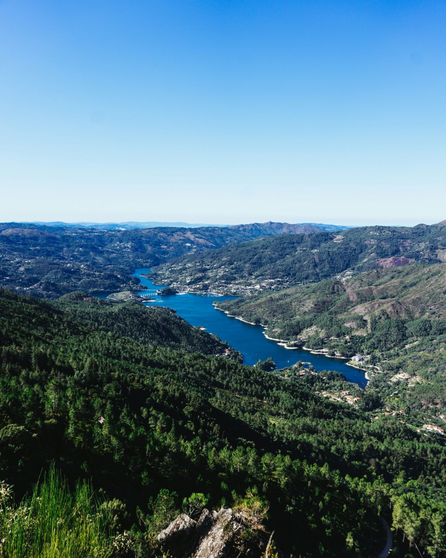 Vista panorâmica do Parque Nacional Peneda-Gerês com vale verdejante e albufeira