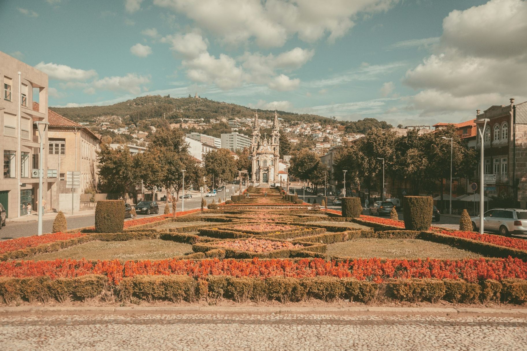 Centro histórico de Guimarães com casas tradicionais e praça medieval