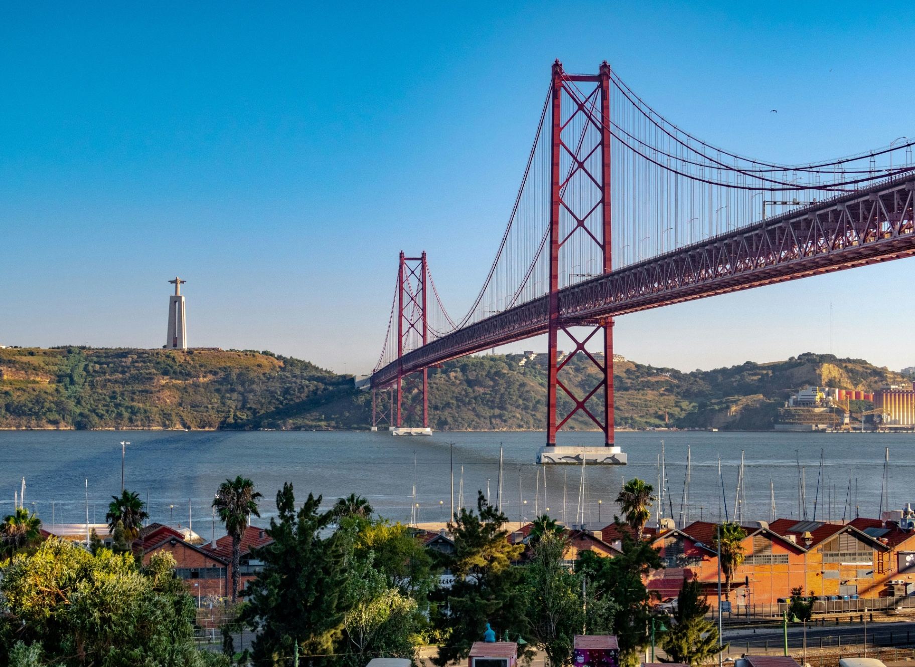 Ponte 25 de Abril sobre o Rio Tejo com o Cristo Rei ao fundo, Lisboa
