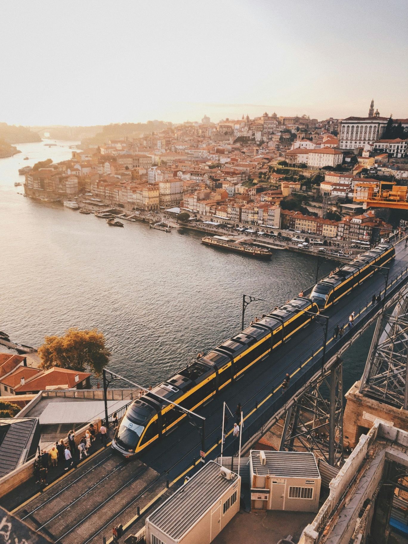Metro atravessando a Ponte D. Luís I com vista panorâmica do Porto e Rio Douro