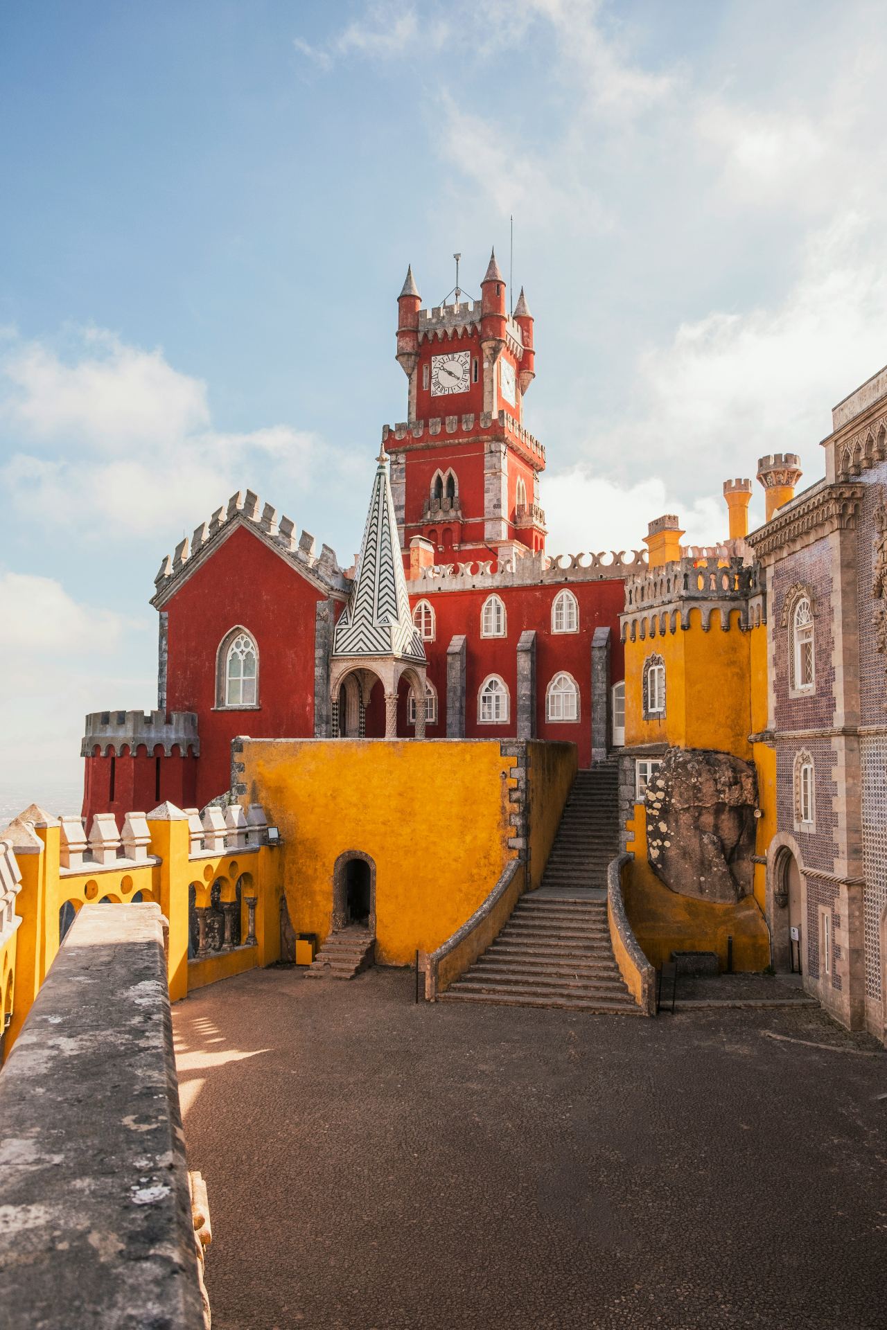 Palácio da Pena em Sintra com suas cores vibrantes e arquitetura romântica