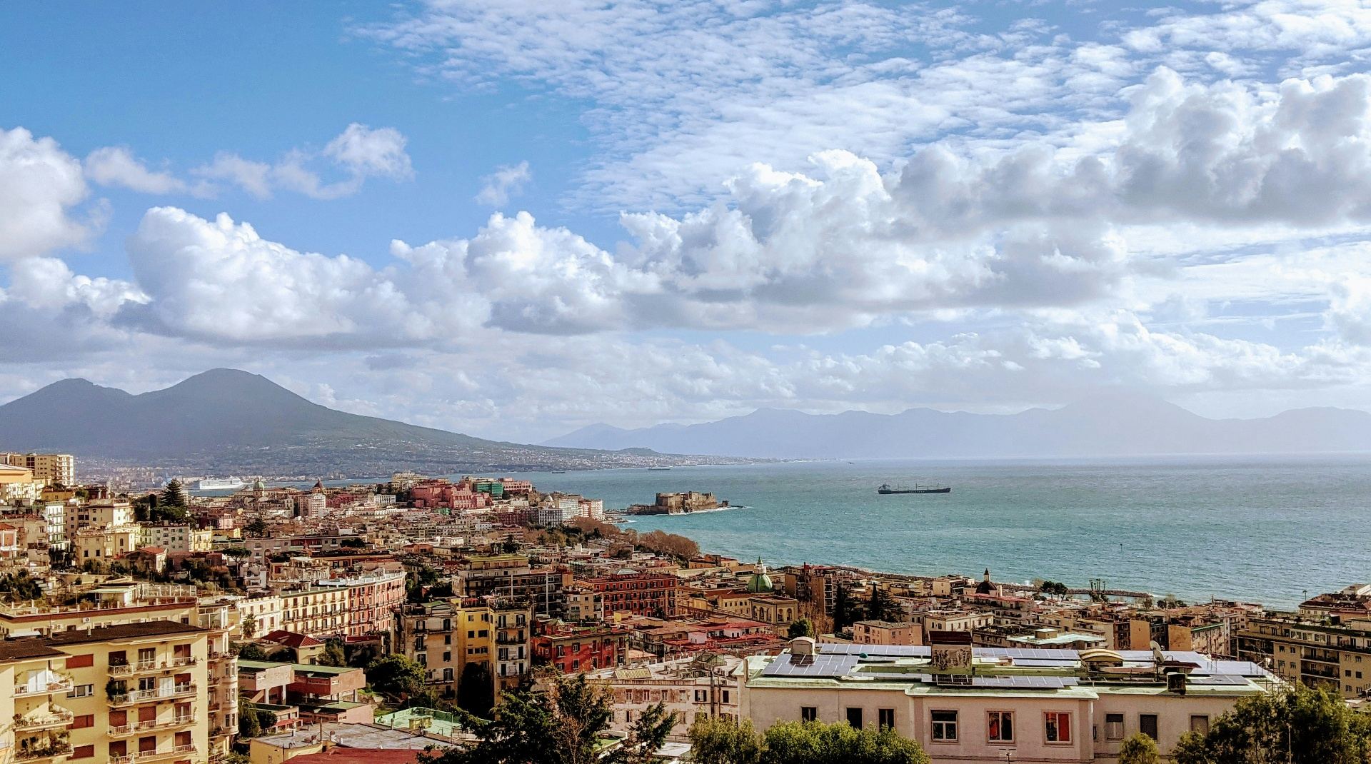 Vista panoramica di Napoli con il Vesuvio sullo sfondo