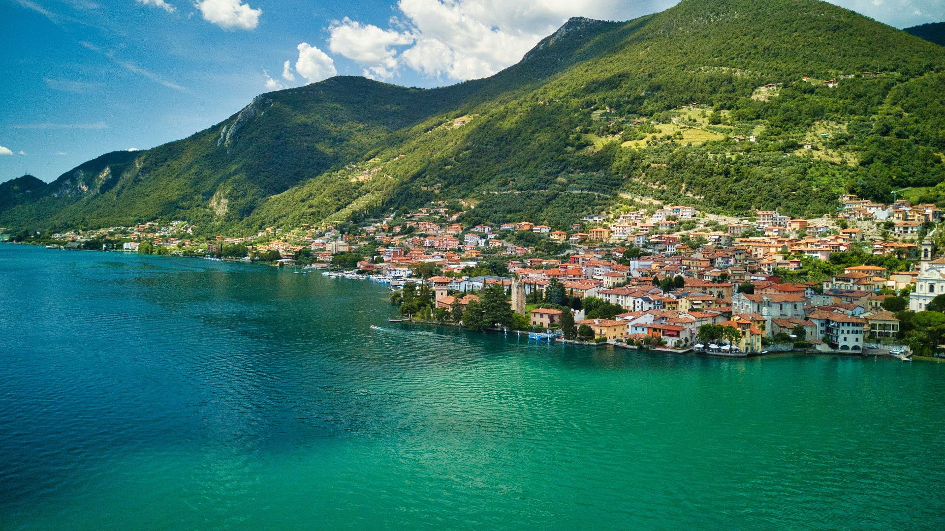 Lago d'Iseo en Lombardía, Italia - vista panorámica