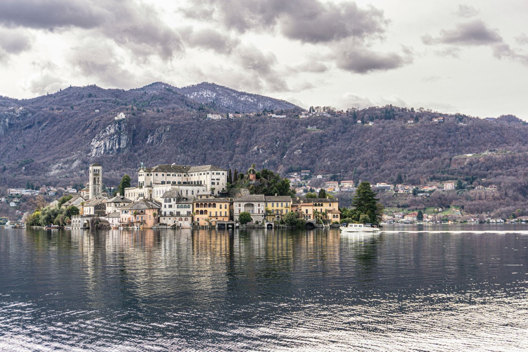 Lago d'Orta en Piamonte, Italia - vista de la isla de San Giulio