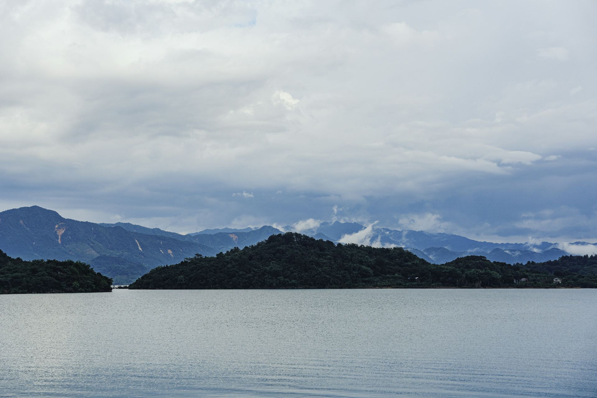 Lago di Albano en los Castelli Romani, Italia - refugio cerca de Roma
