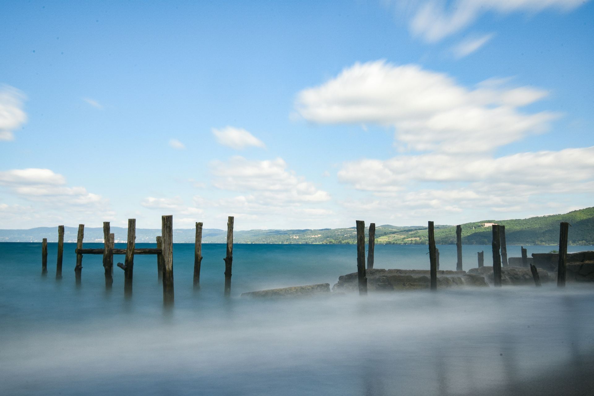 Lago di Bolsena en Lacio, Italia - lago volcánico más grande de Europa