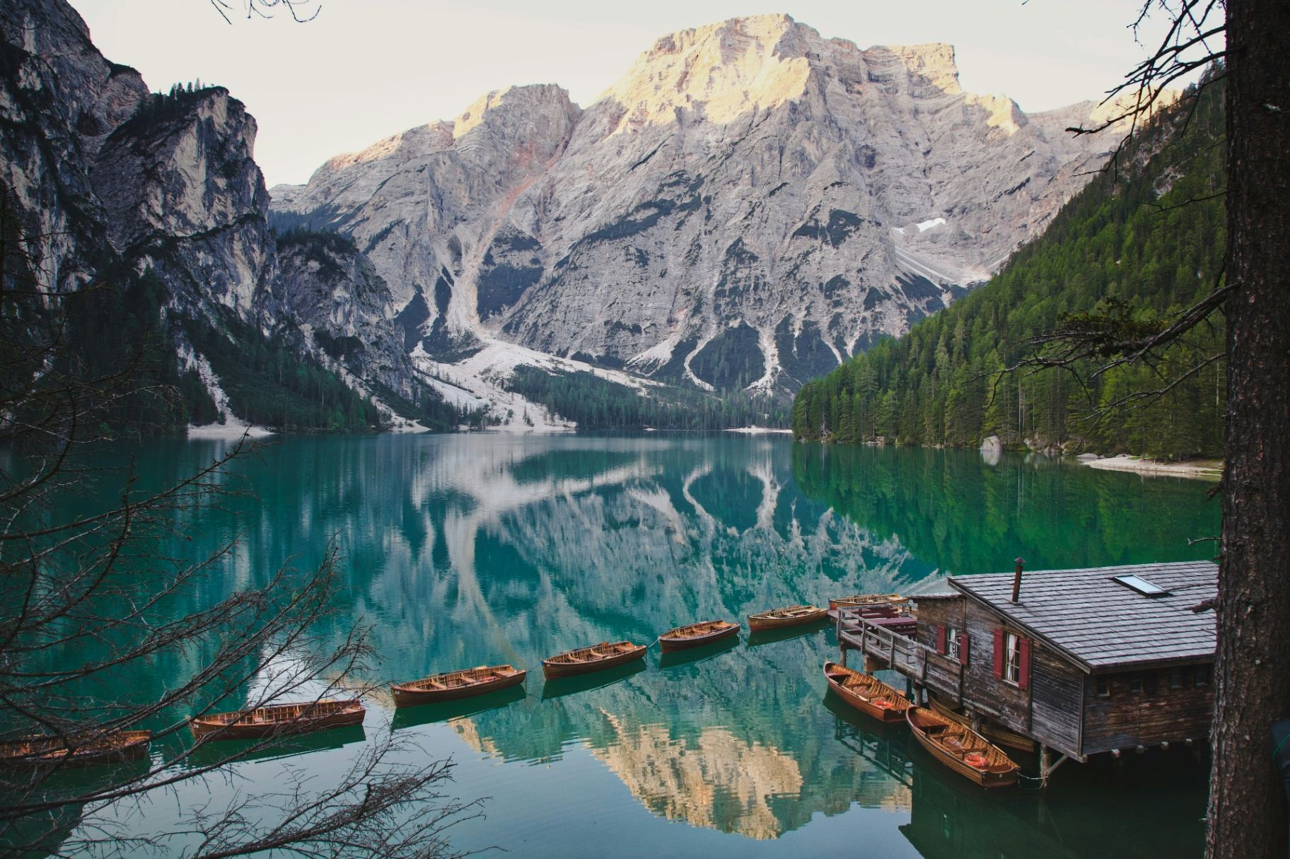Lago di Braies en las Dolomitas, Italia - aguas esmeralda y montañas
