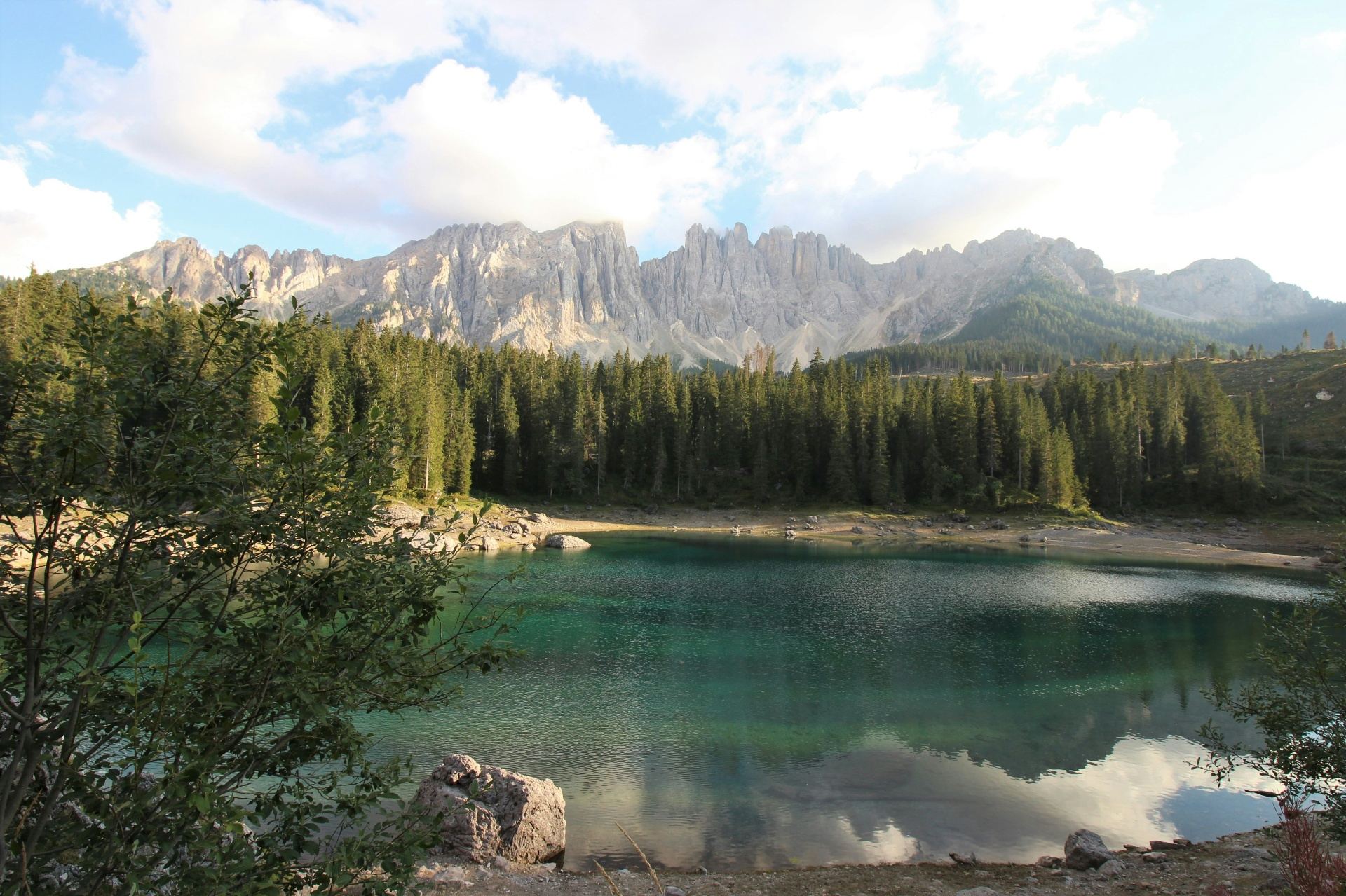 Lago di Carezza en las Dolomitas, Italia - reflejo de las montañas