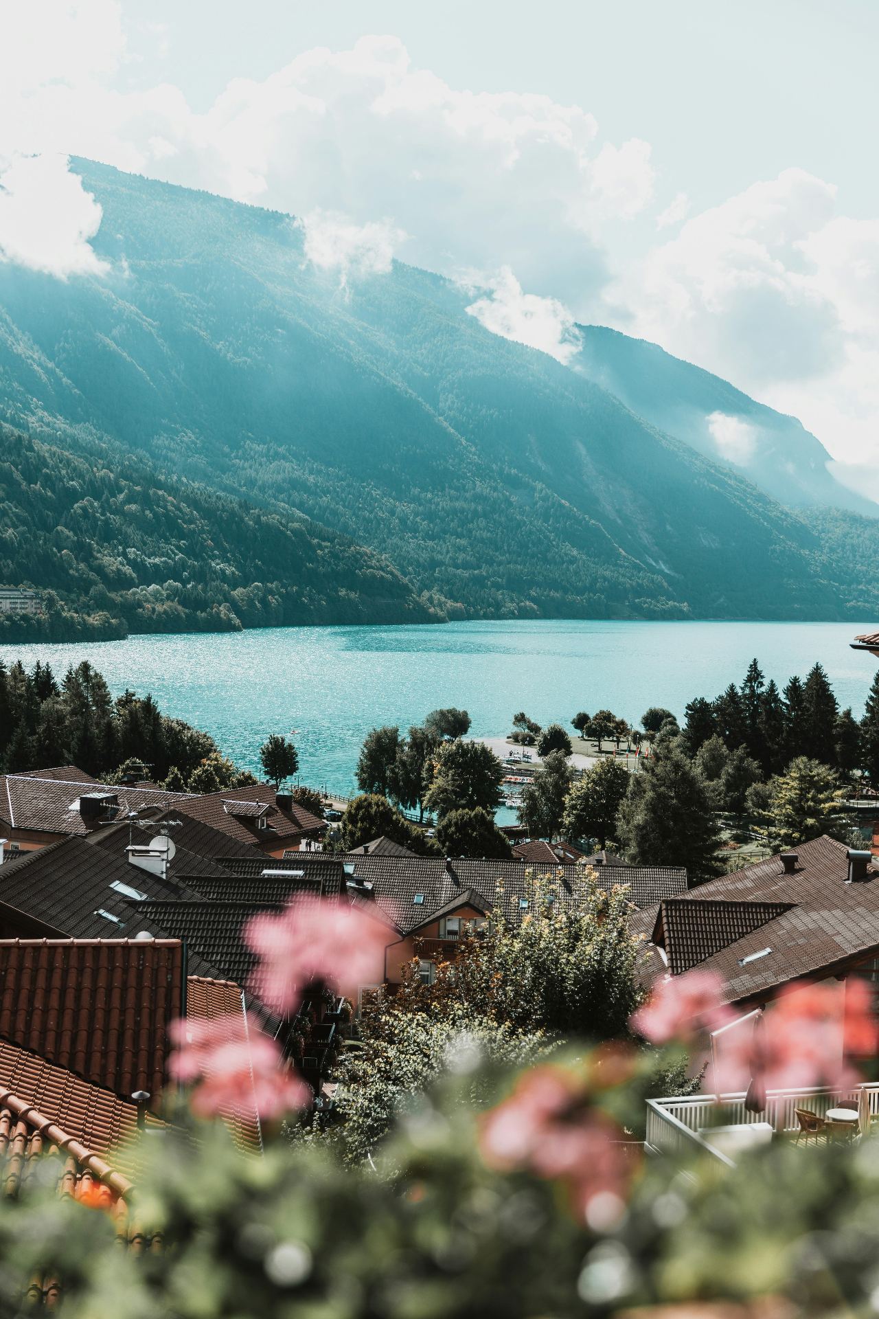 Lago di Molveno en Trentino, Italia - aguas cristalinas y montañas