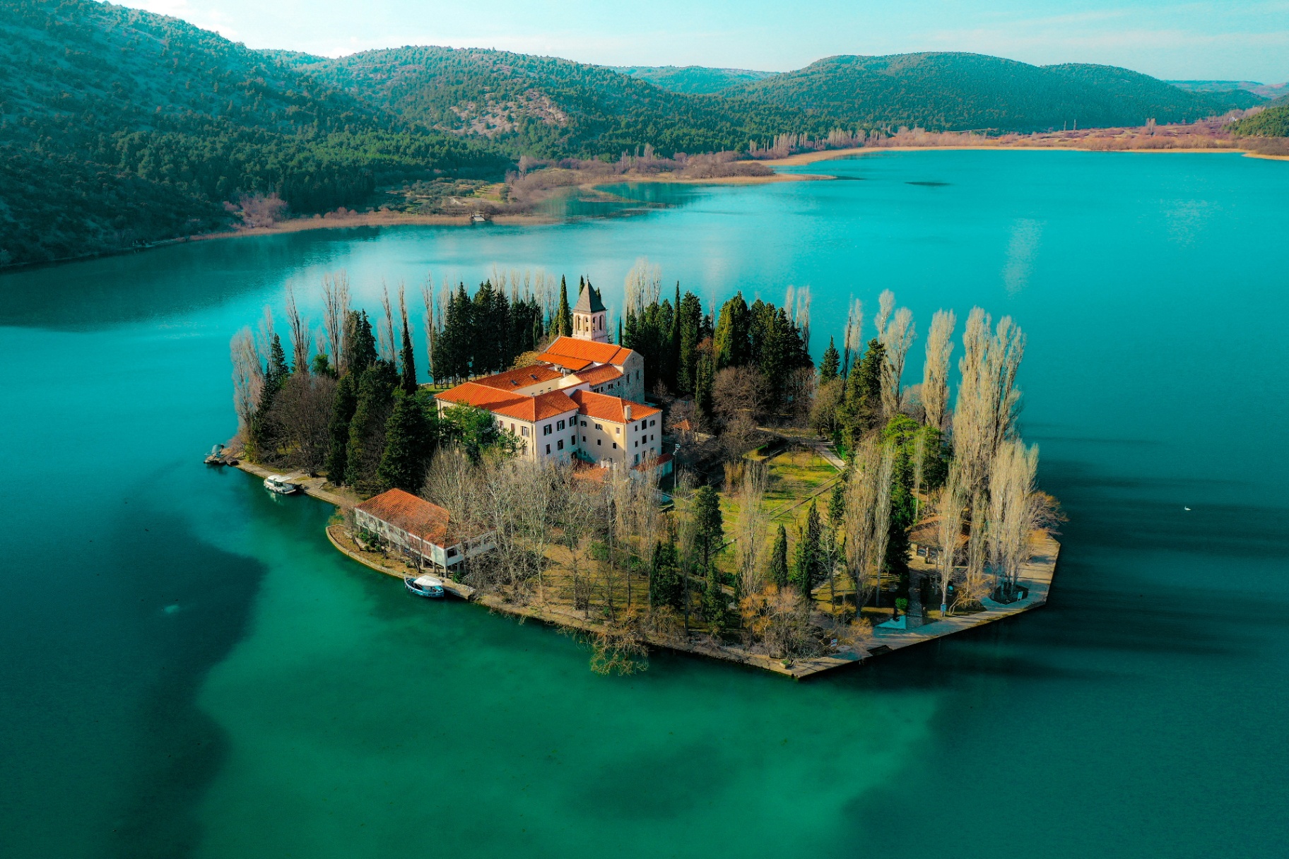 Monasterio de Visovac en una isla en el lago Visovac, Croacia