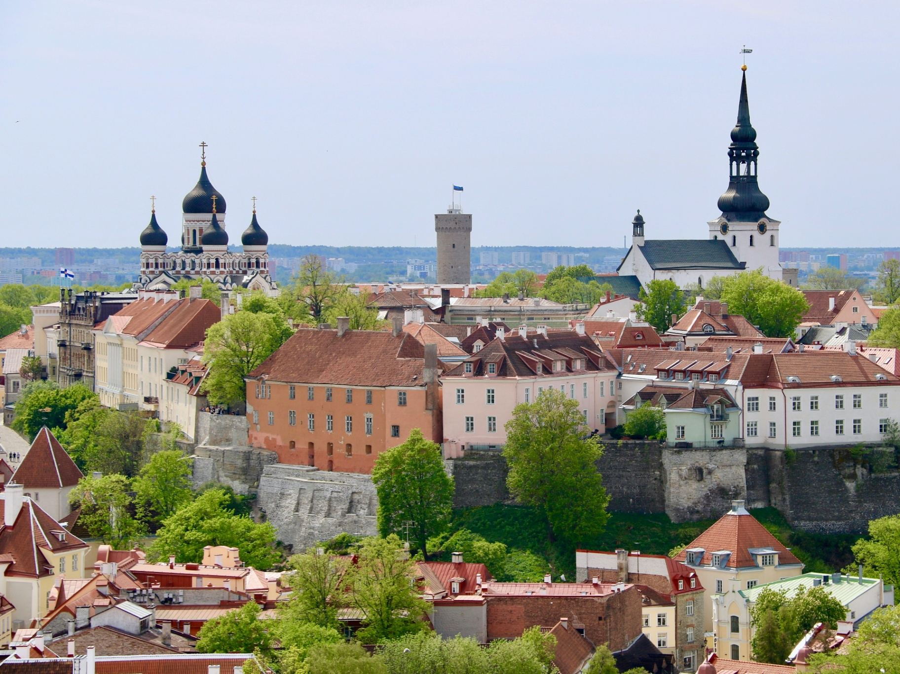 Centro histórico de Tallin con sus torres e iglesias medievales