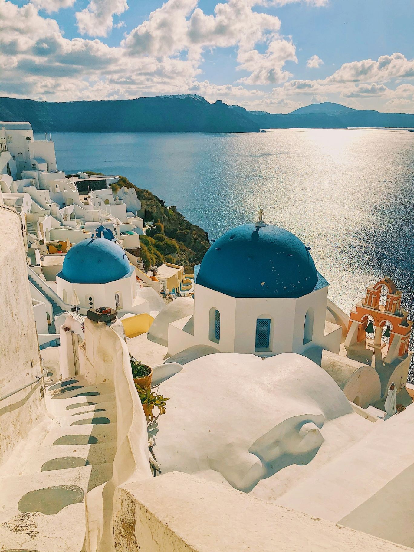 Iglesias de cúpulas azules en Santorini con vista al Mar Egeo
