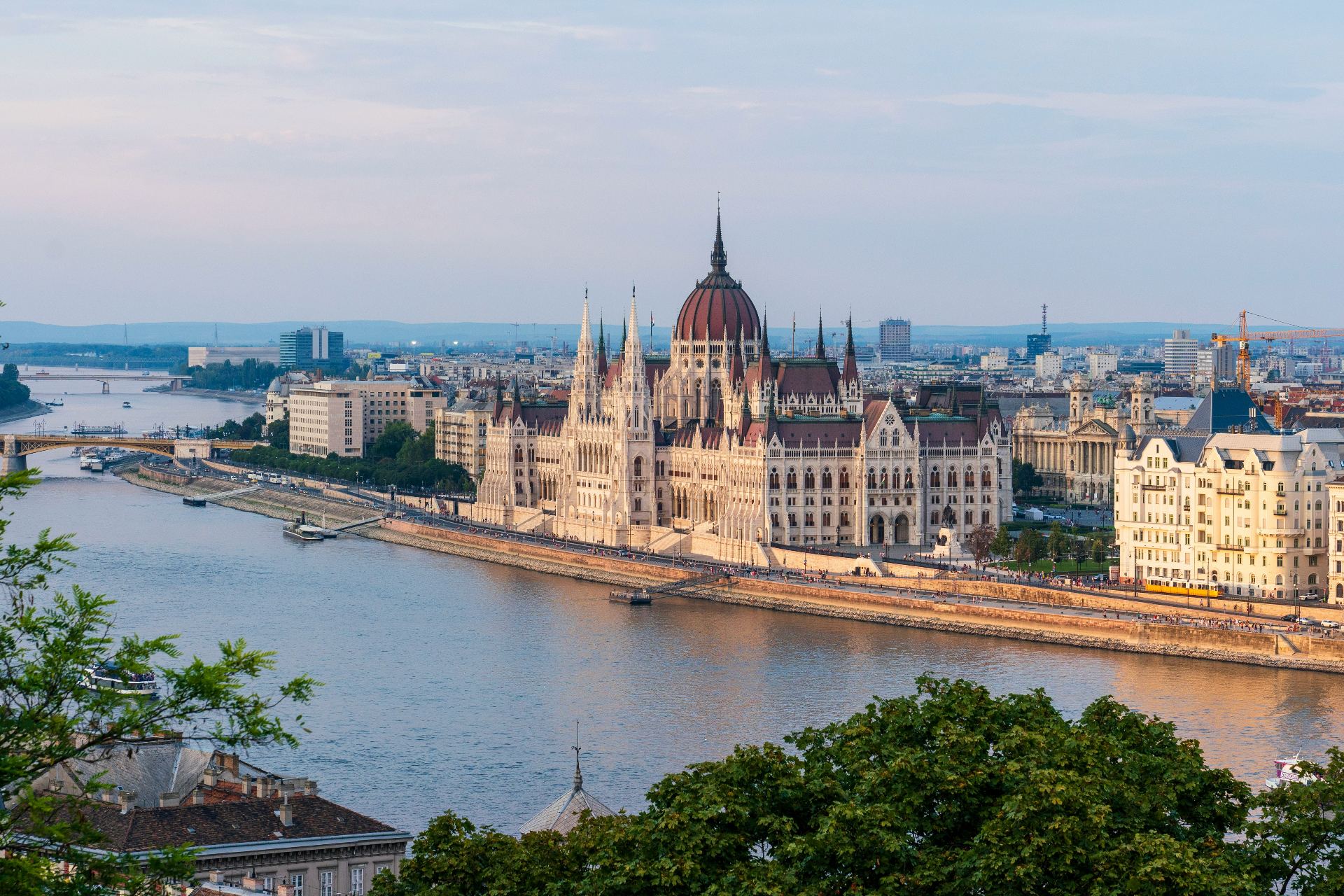 Parlamento húngaro a orillas del río Danubio en Budapest