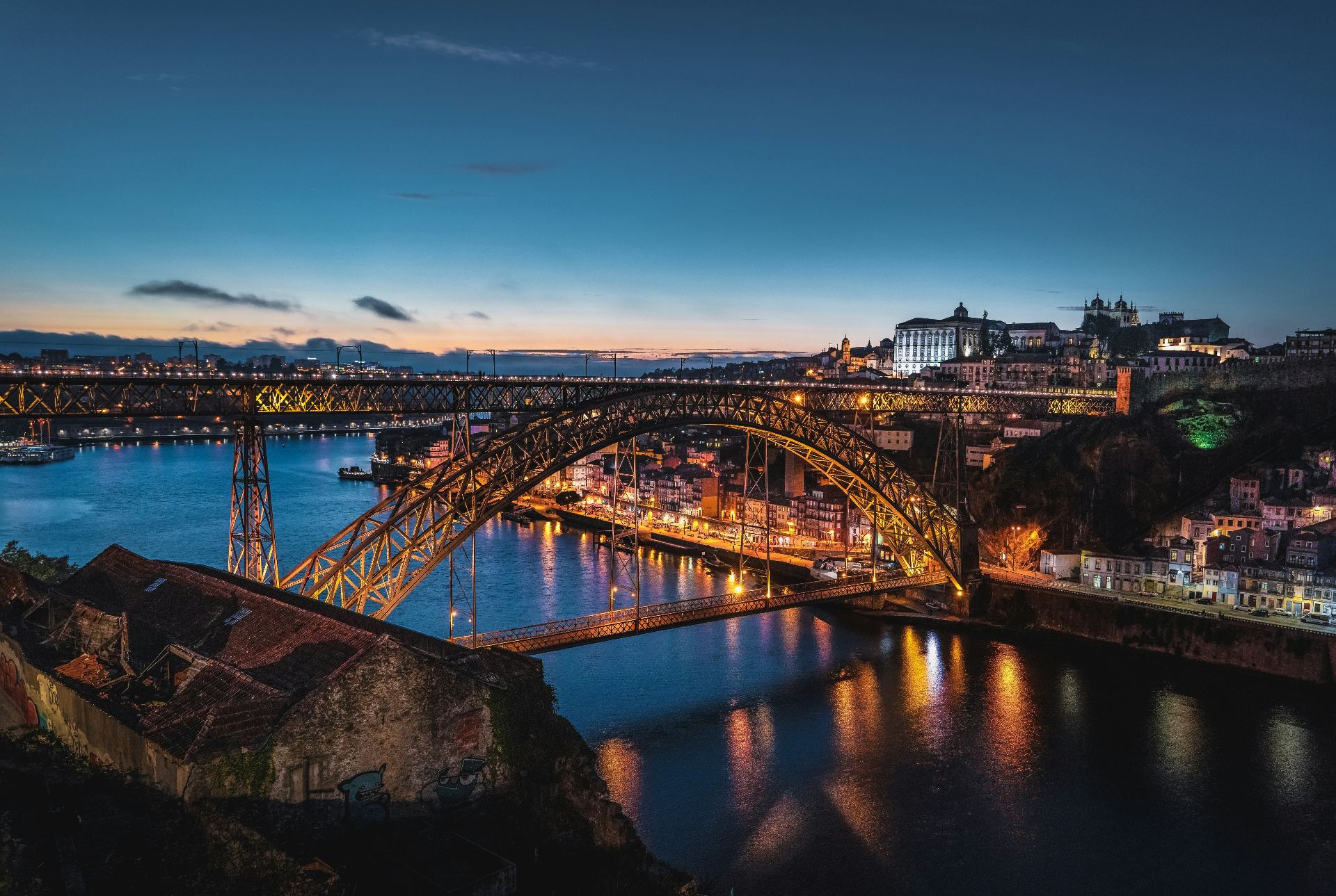 Vista nocturna del Puente Don Luis I sobre el río Duero, en Oporto, Portugal