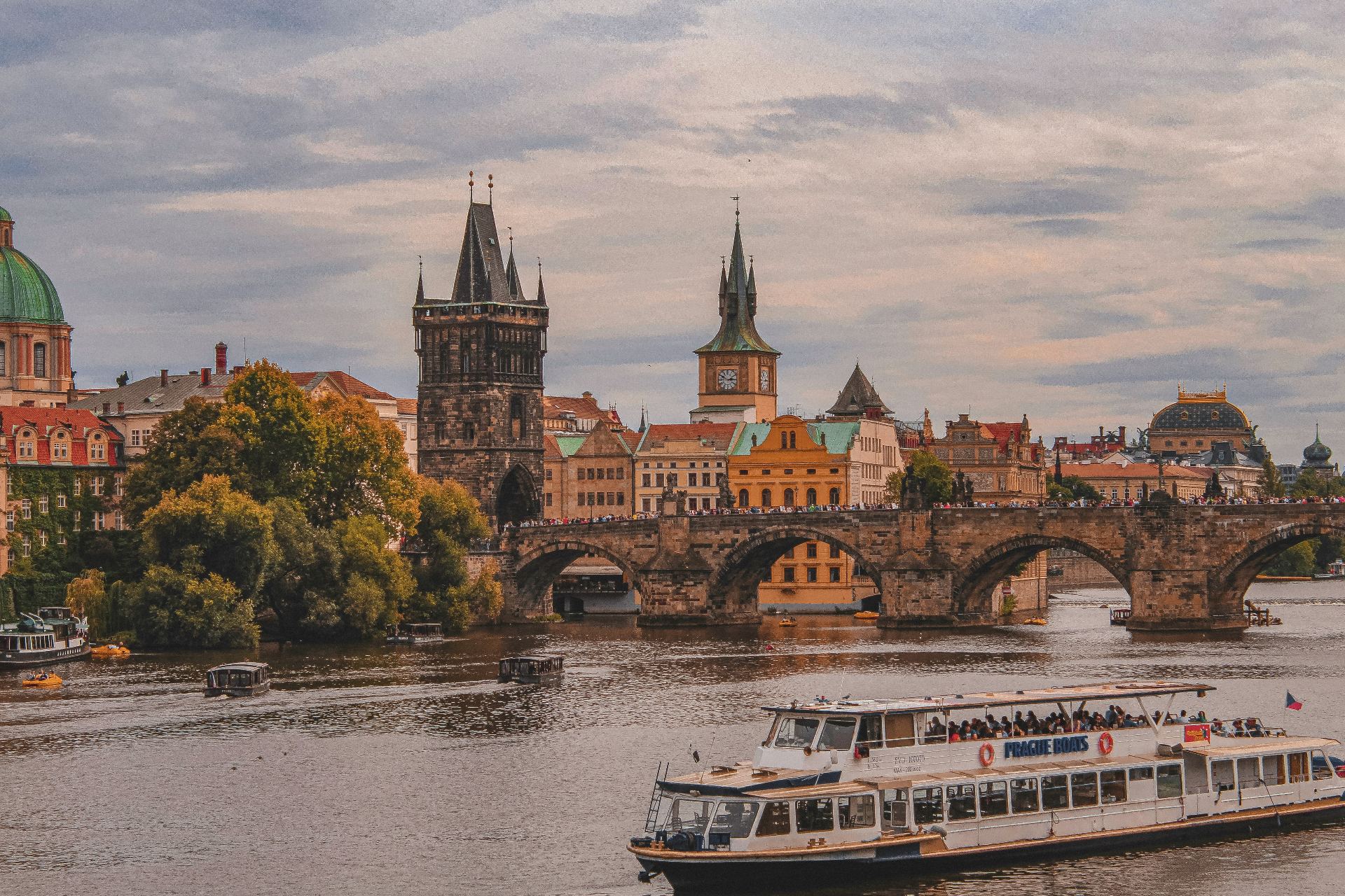 Puente de Carlos sobre el río Moldava con torres históricas de Praga