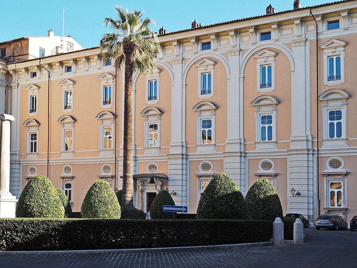 Fachada externa do Palazzo Colonna em Roma com palmeira e jardim