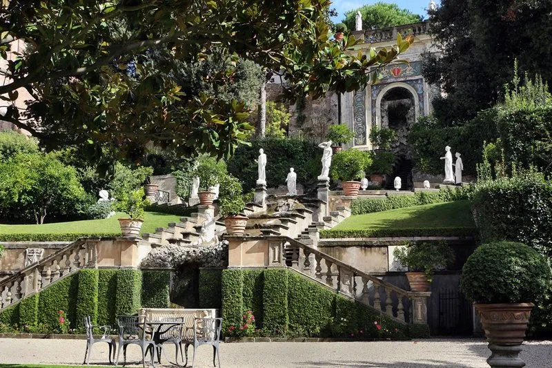 Jardins do Palazzo Colonna com escadarias, estátuas e vegetação