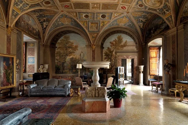 Interior de sala do Palazzo Colonna com afrescos e mobiliário original